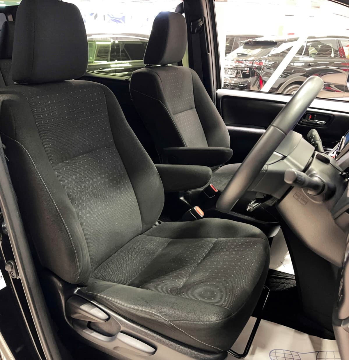 Toyota Noah - фото 12