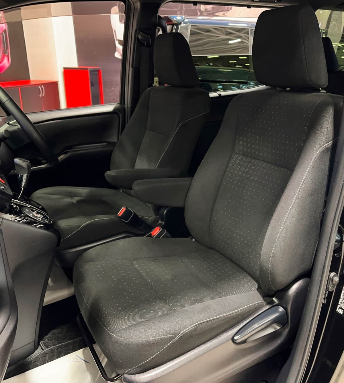 Toyota Noah - фото 17