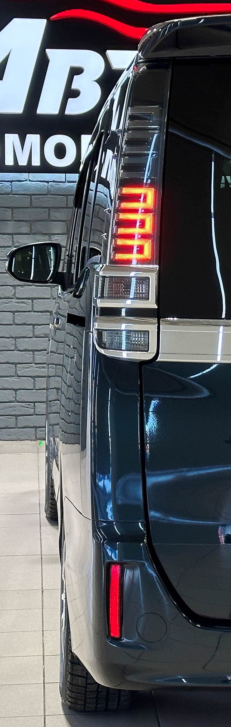Toyota Voxy Hybrid - фото 8