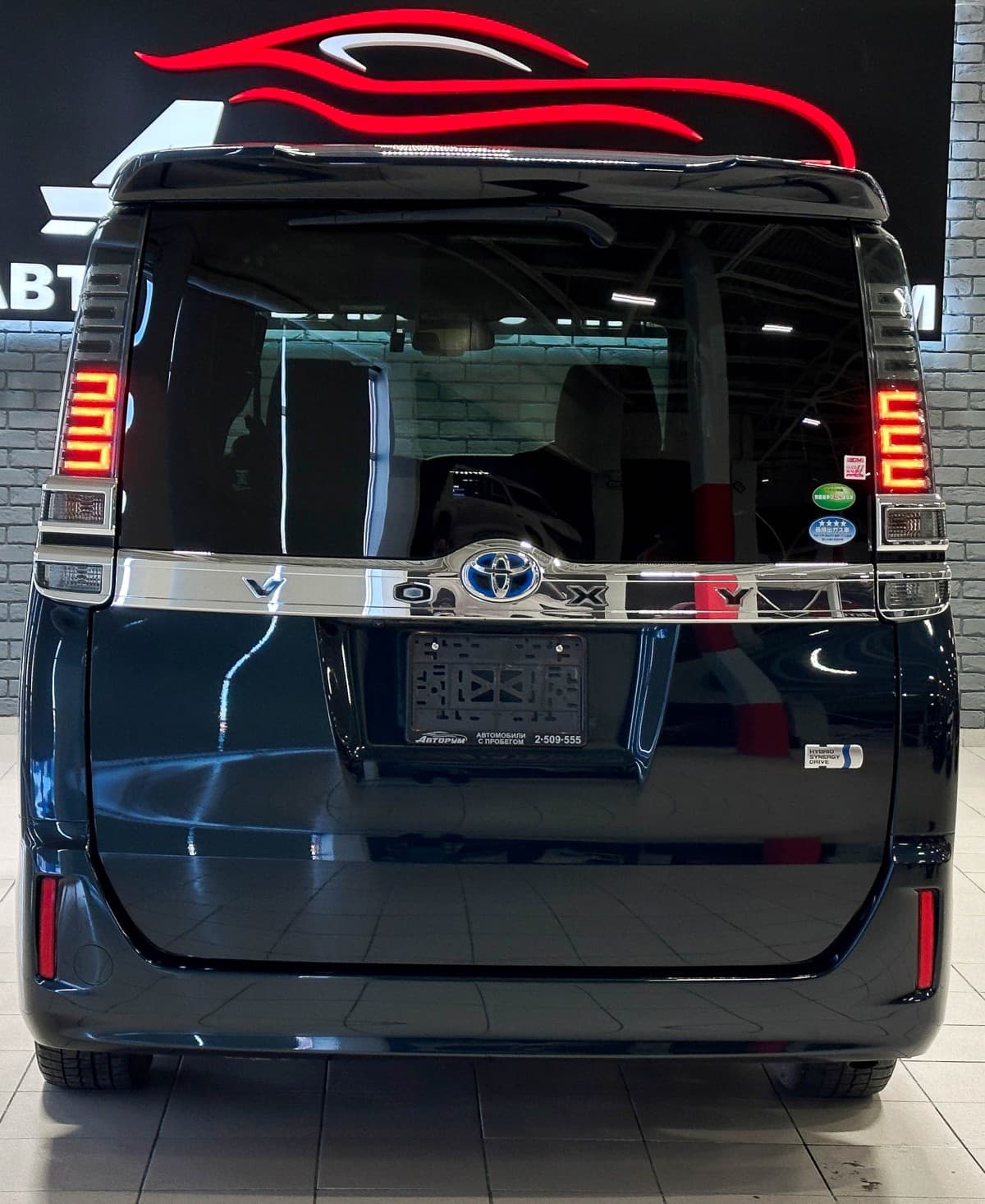 Toyota Voxy Hybrid - фото 6