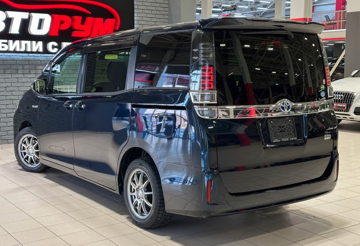 Toyota Voxy Hybrid - фото 7