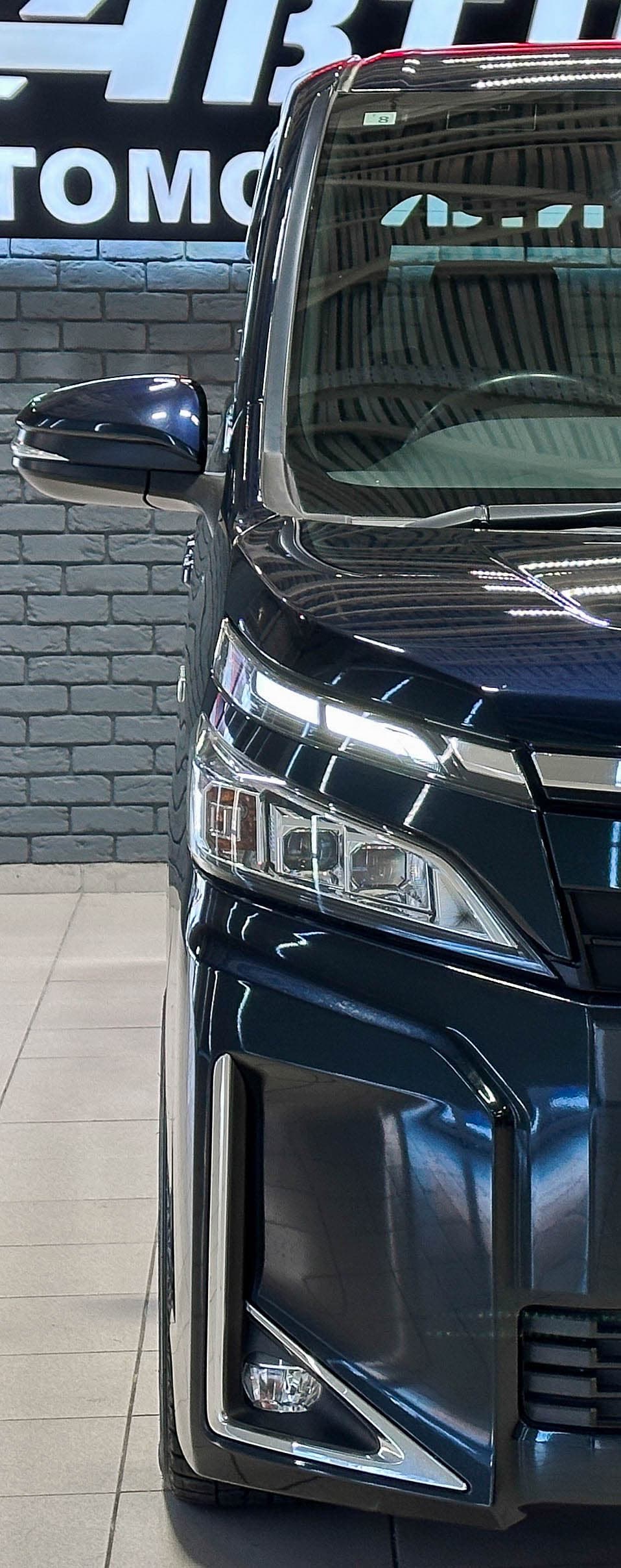 Toyota Voxy Hybrid - фото 9