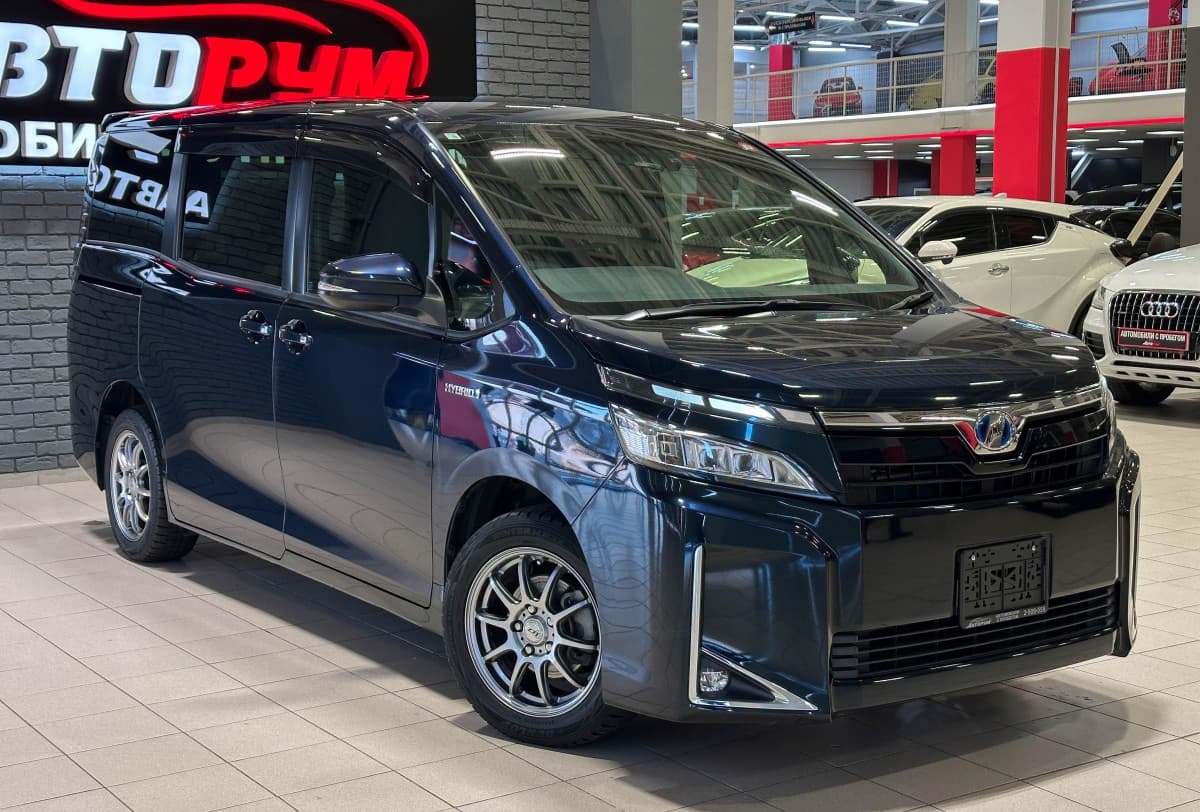 Toyota Voxy Hybrid - 4