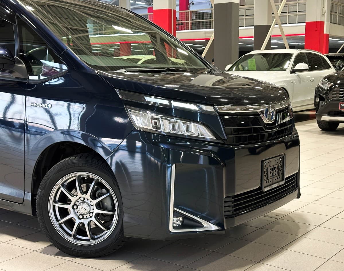Toyota Voxy Hybrid - фото 10