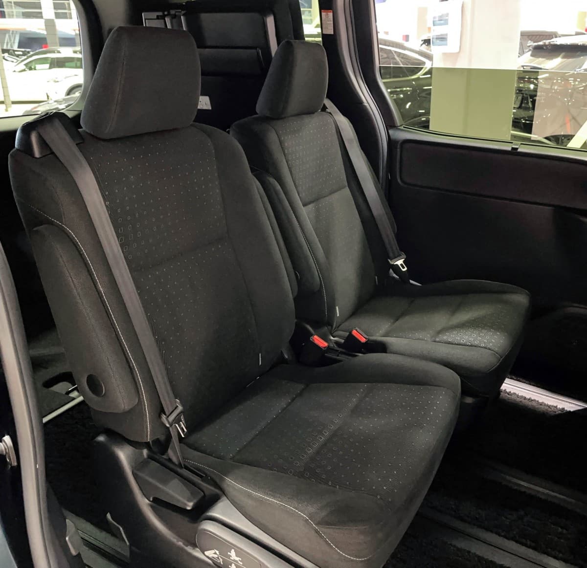 Toyota Voxy Hybrid - фото 12