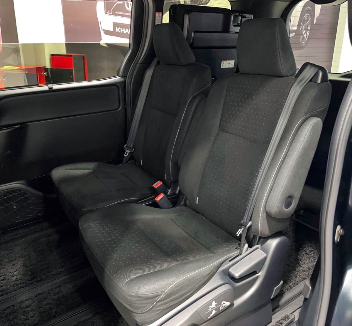 Toyota Voxy Hybrid - фото 15