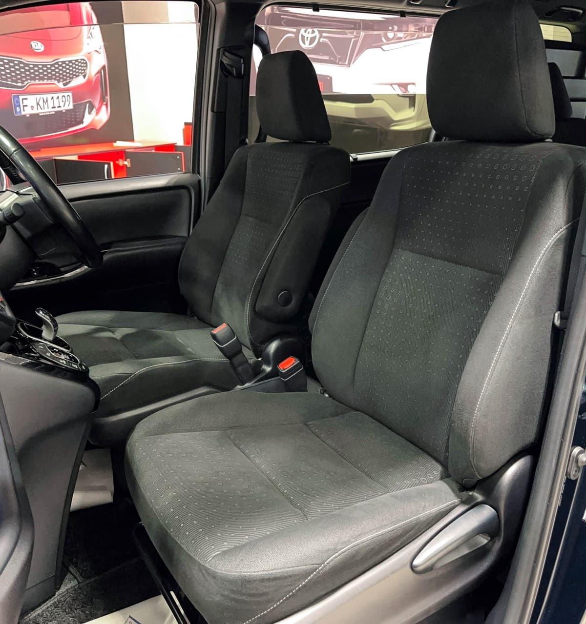 Toyota Voxy Hybrid - фото 16