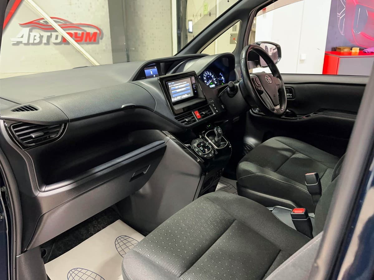 Toyota Voxy Hybrid - фото 17