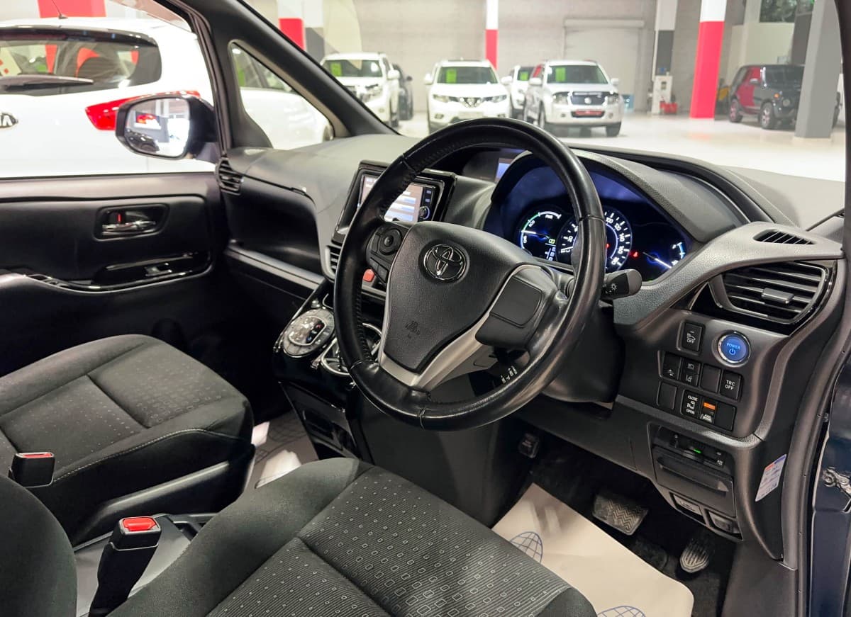 Toyota Voxy Hybrid - фото 11