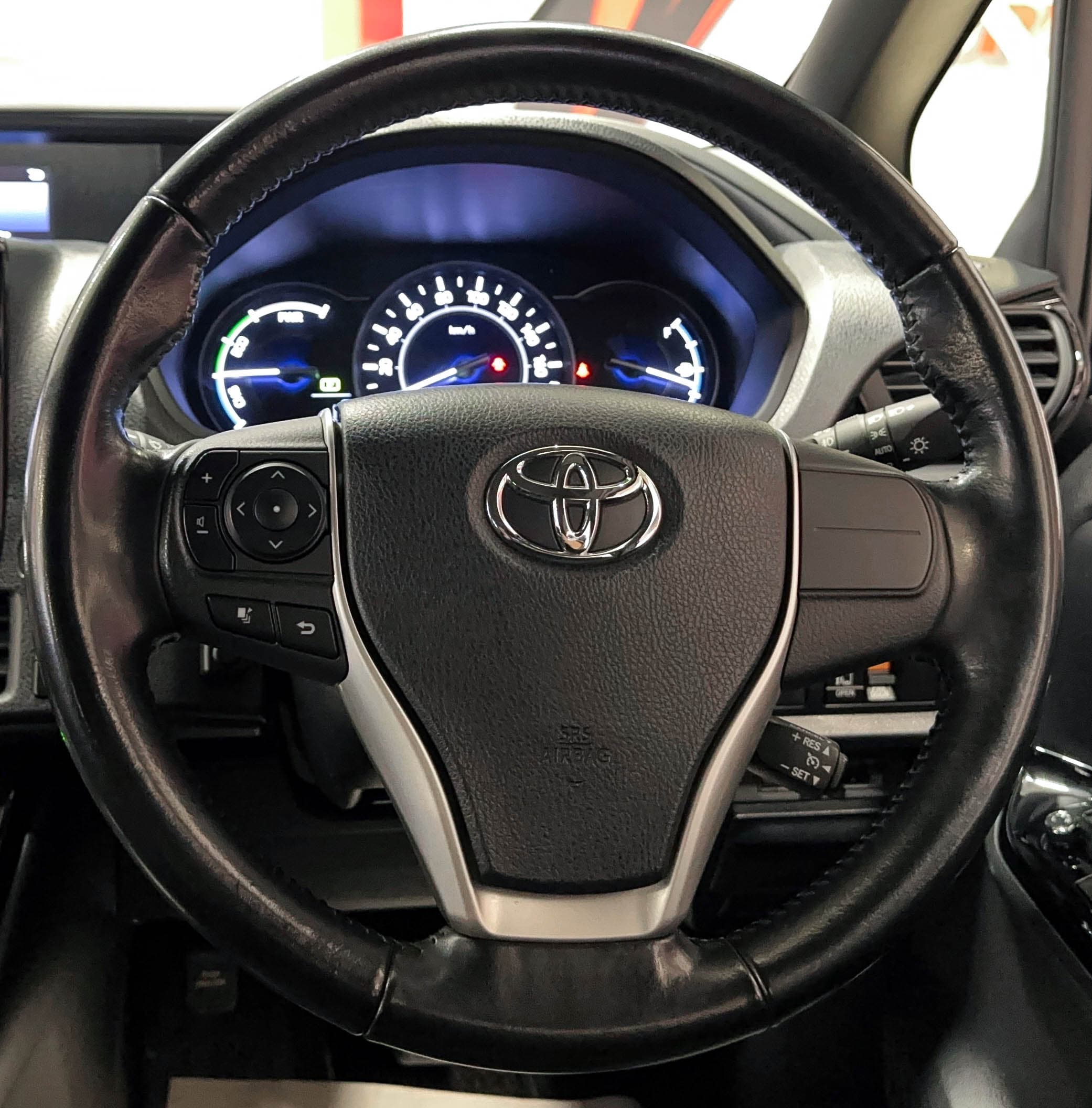 Toyota Voxy Hybrid - фото 31