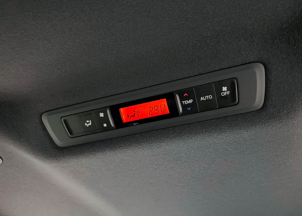 Toyota Voxy Hybrid - фото 29