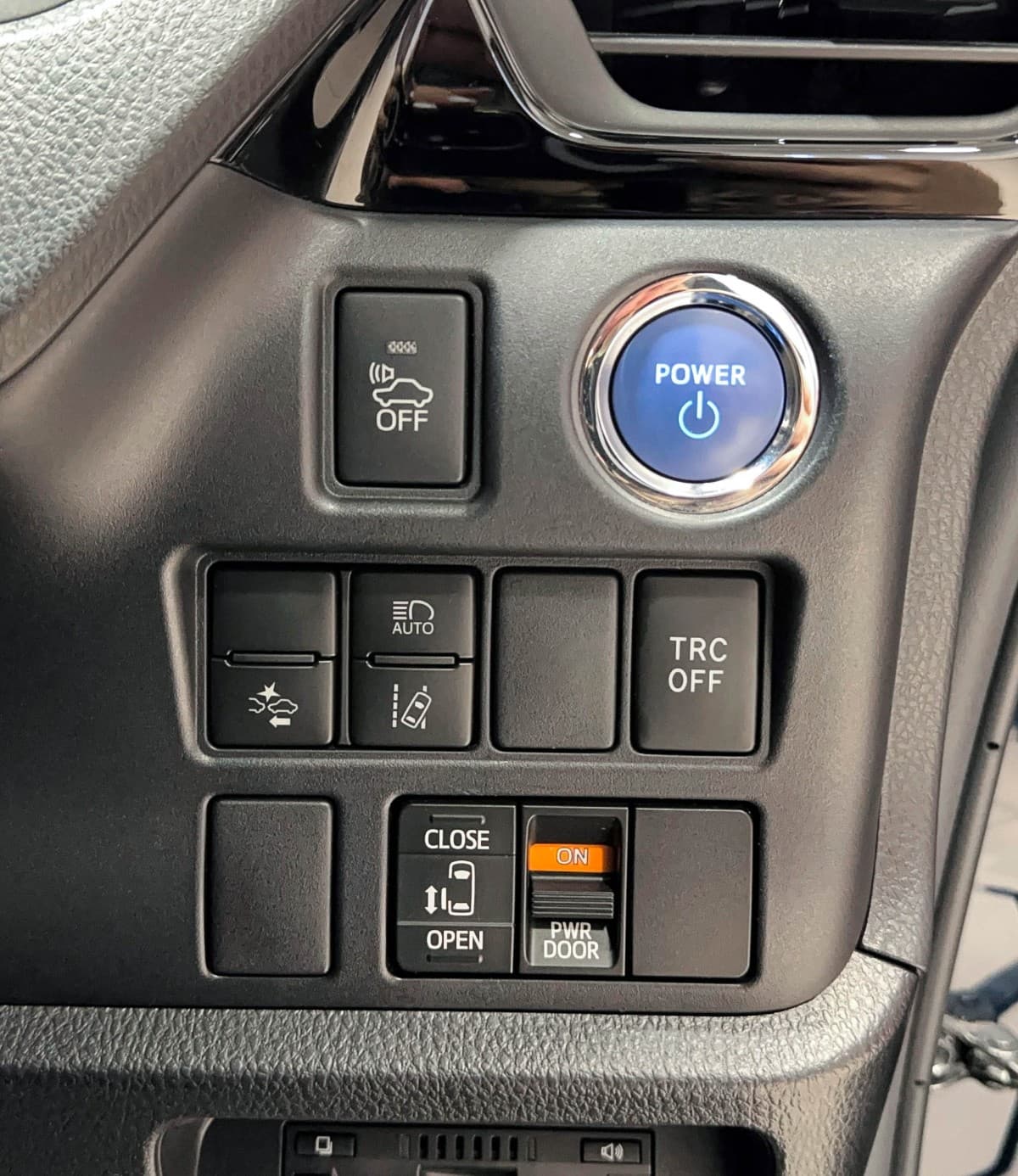 Toyota Voxy Hybrid - фото 19