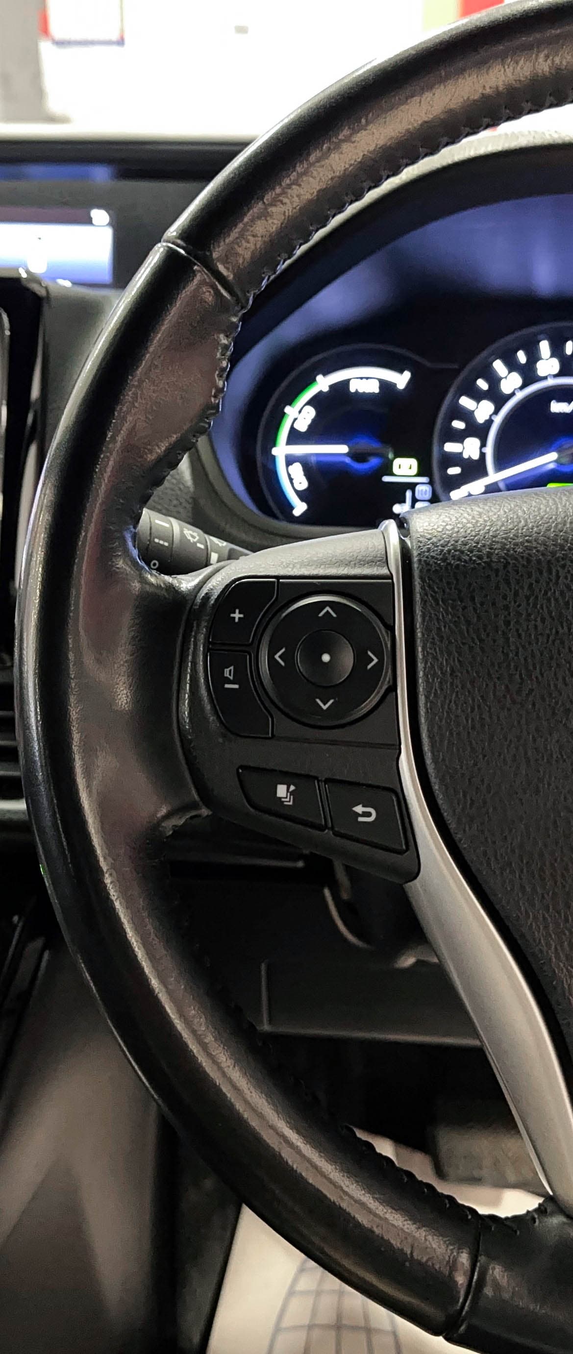 Toyota Voxy Hybrid - фото 21
