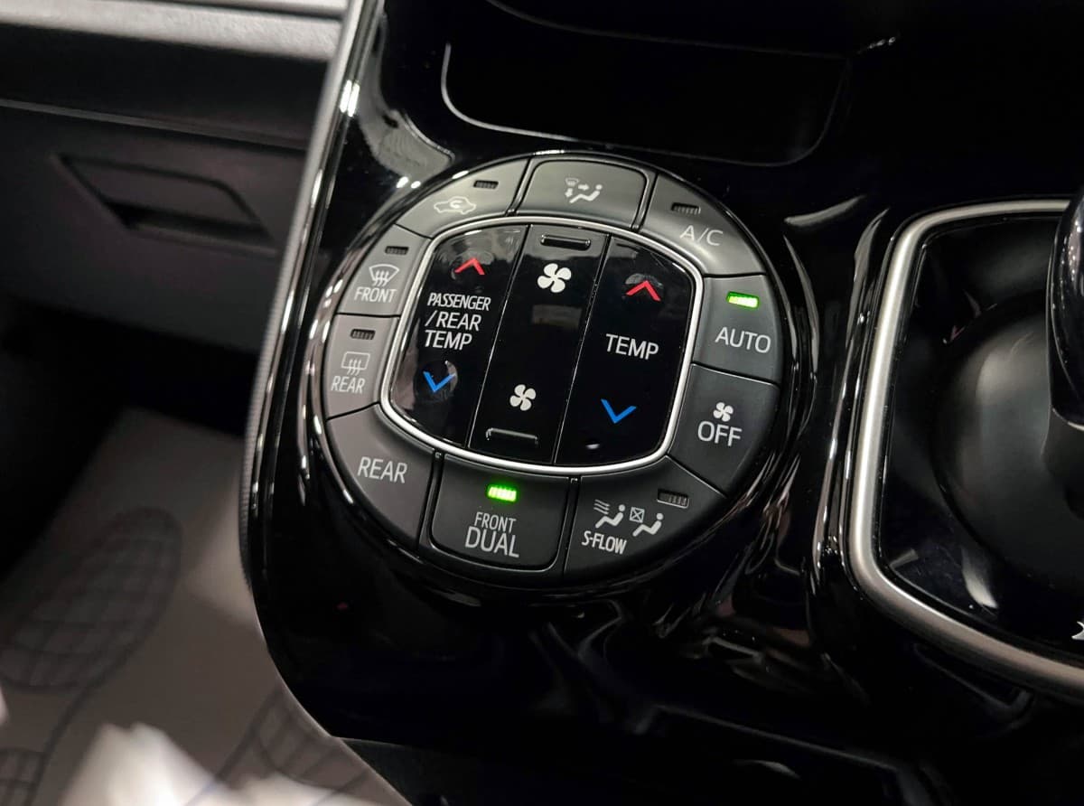 Toyota Voxy Hybrid - фото 26