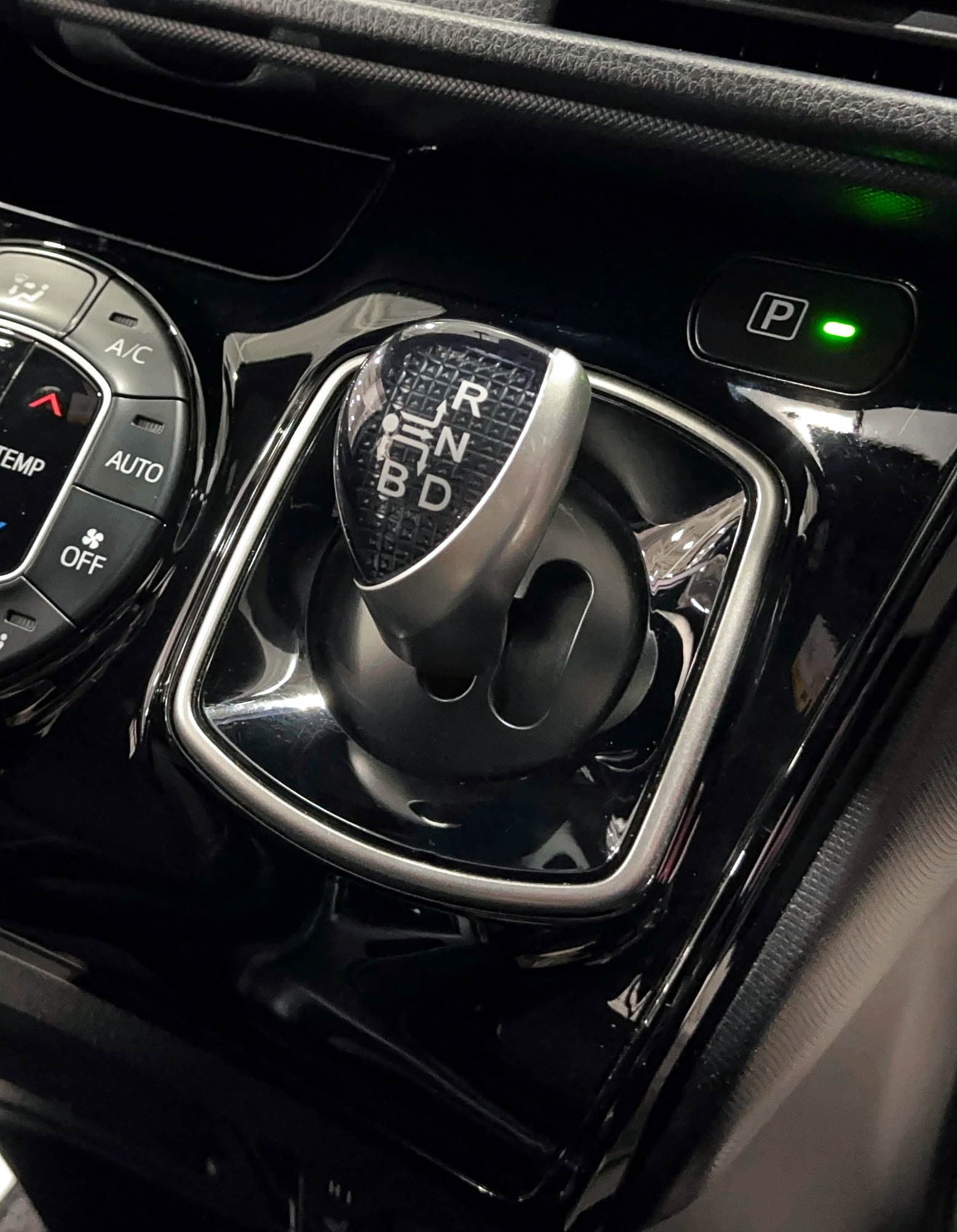 Toyota Voxy Hybrid - фото 27