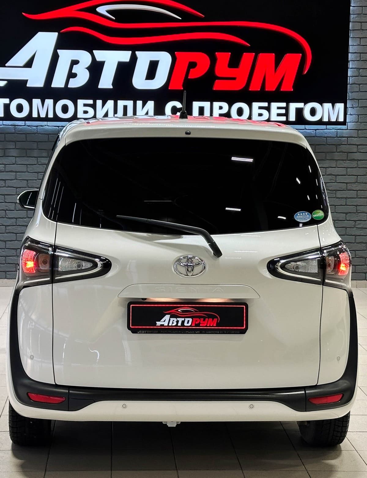 Toyota Sienta - фото 6