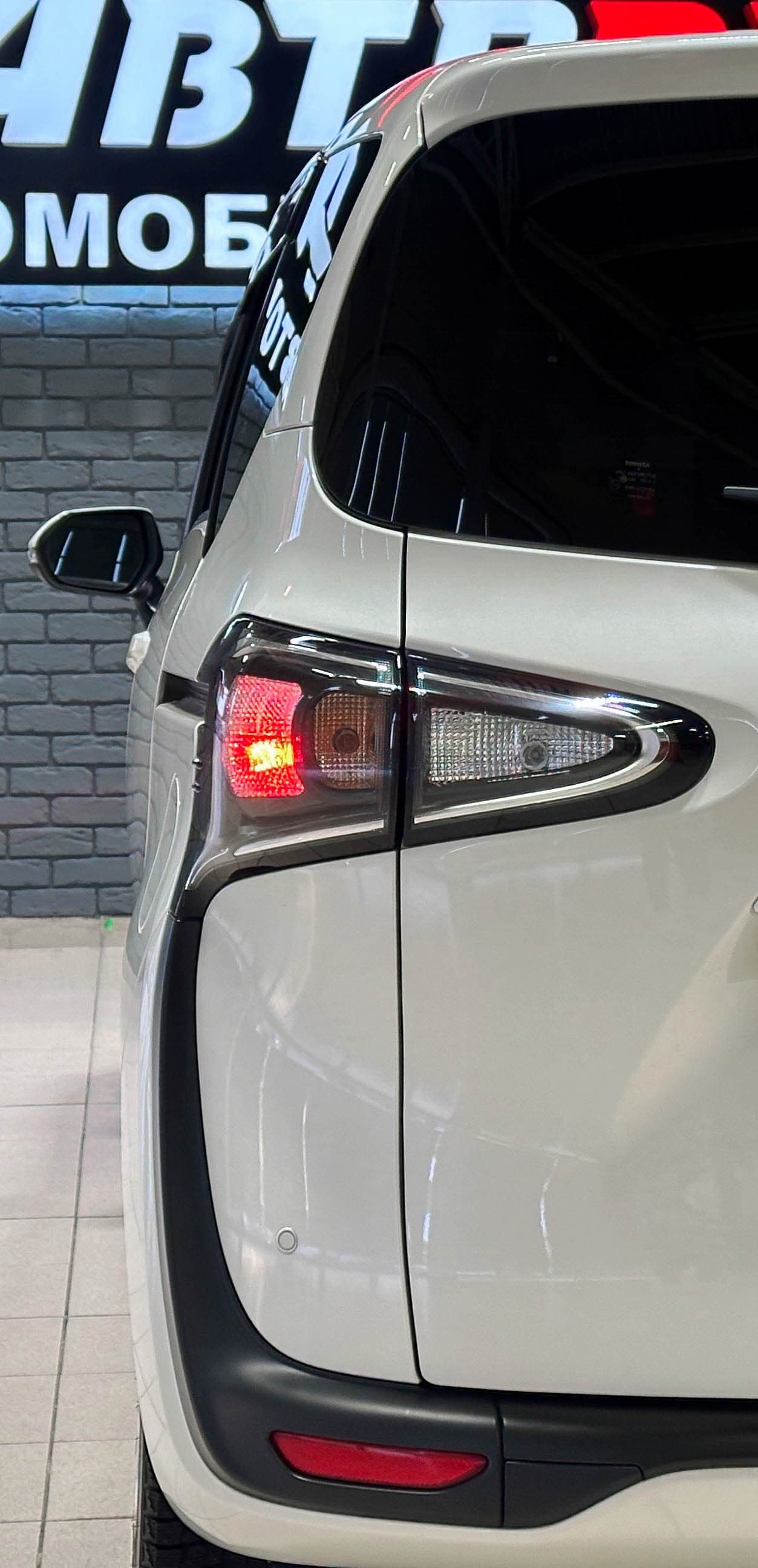 Toyota Sienta - фото 8
