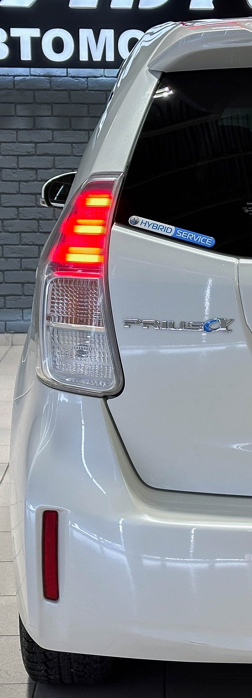 Toyota Prius Alpha - фото 8