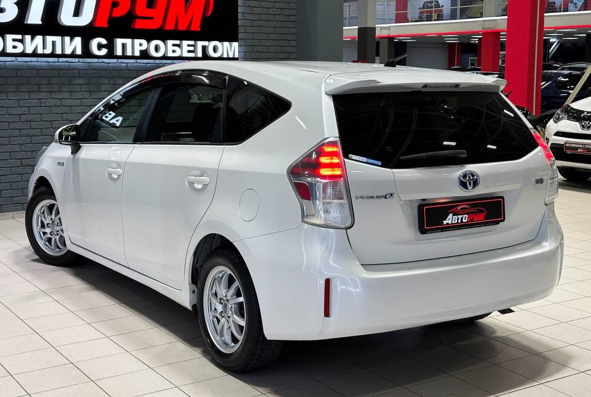 Toyota Prius Alpha - фото 7