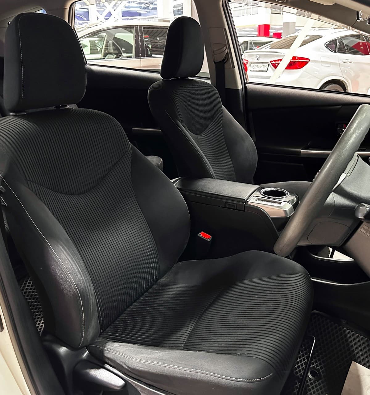 Toyota Prius Alpha - фото 10