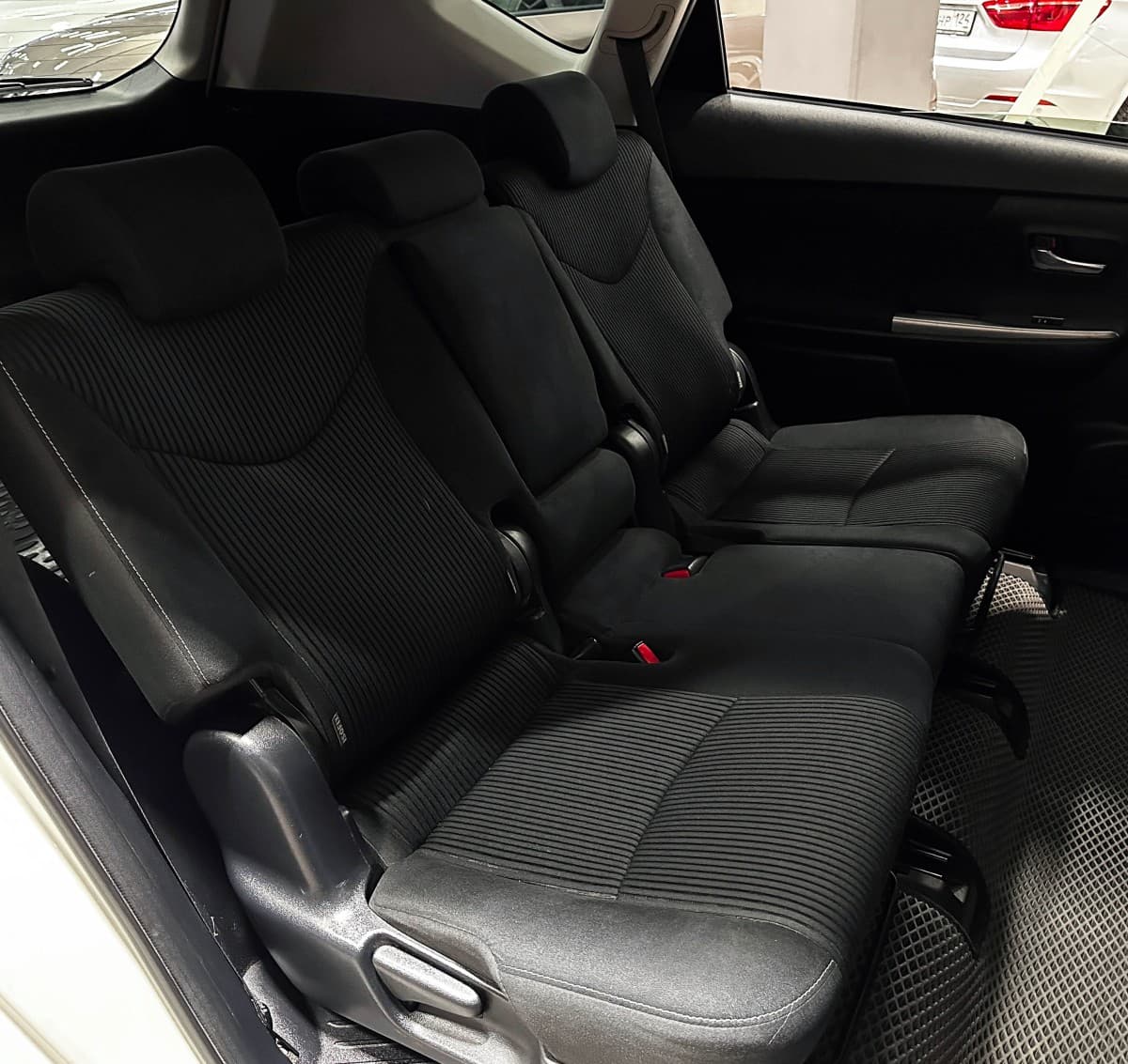 Toyota Prius Alpha - фото 11