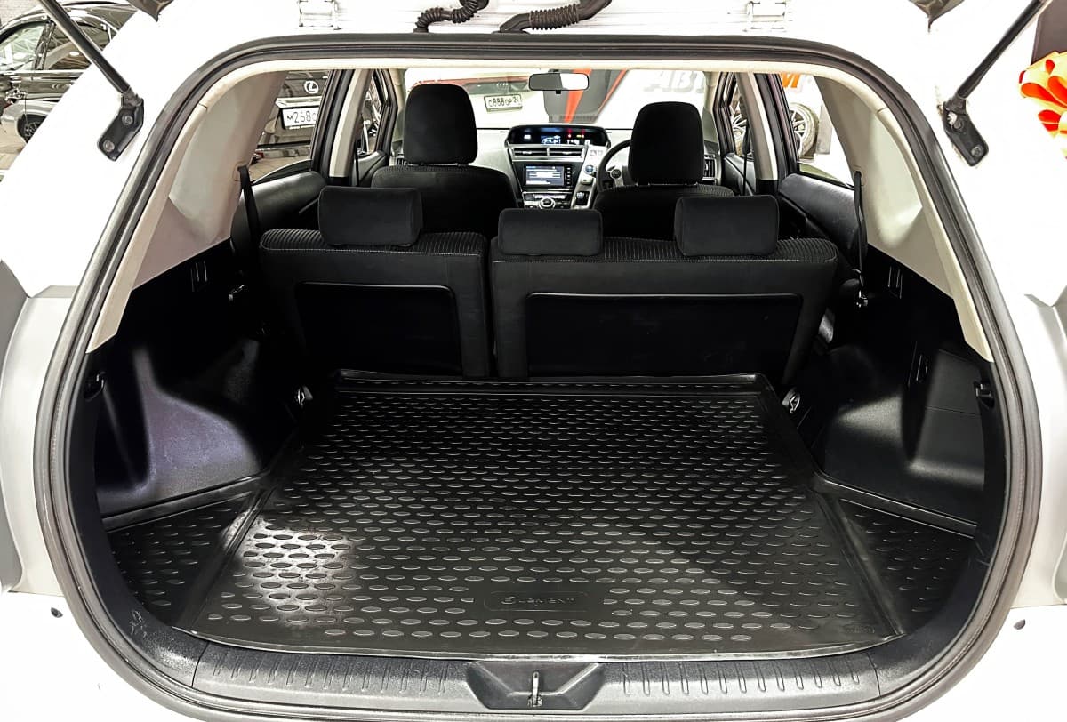 Toyota Prius Alpha - фото 12