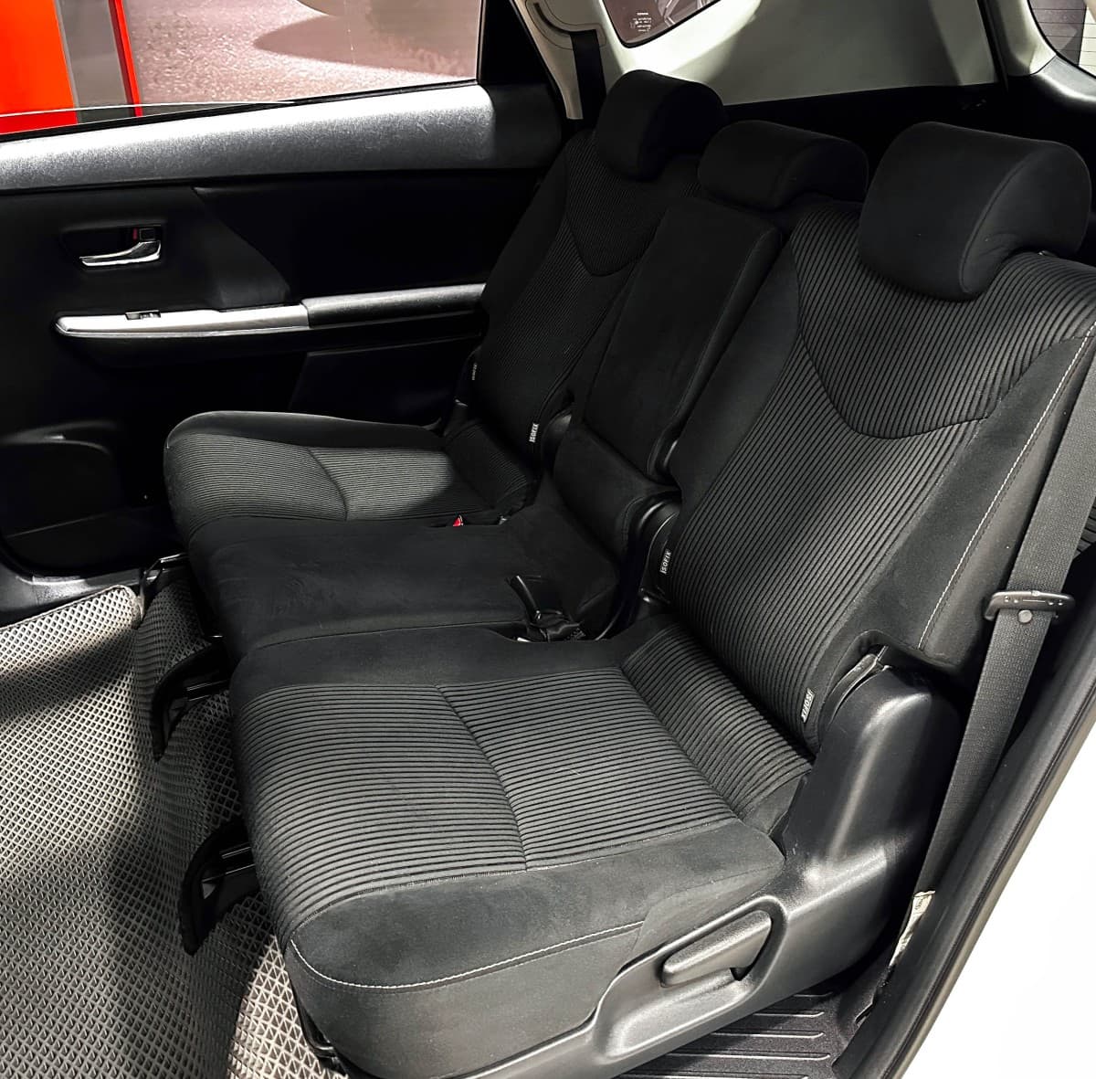 Toyota Prius Alpha - фото 13