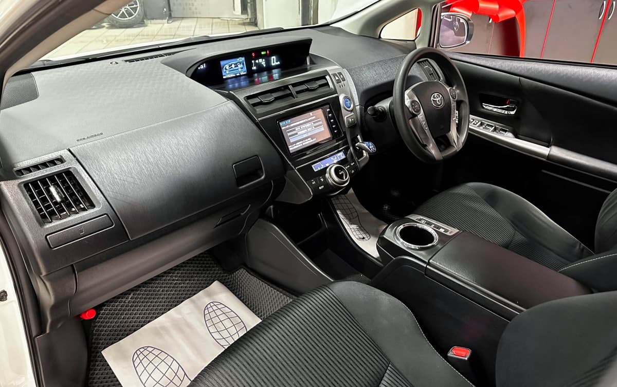 Toyota Prius Alpha - фото 15
