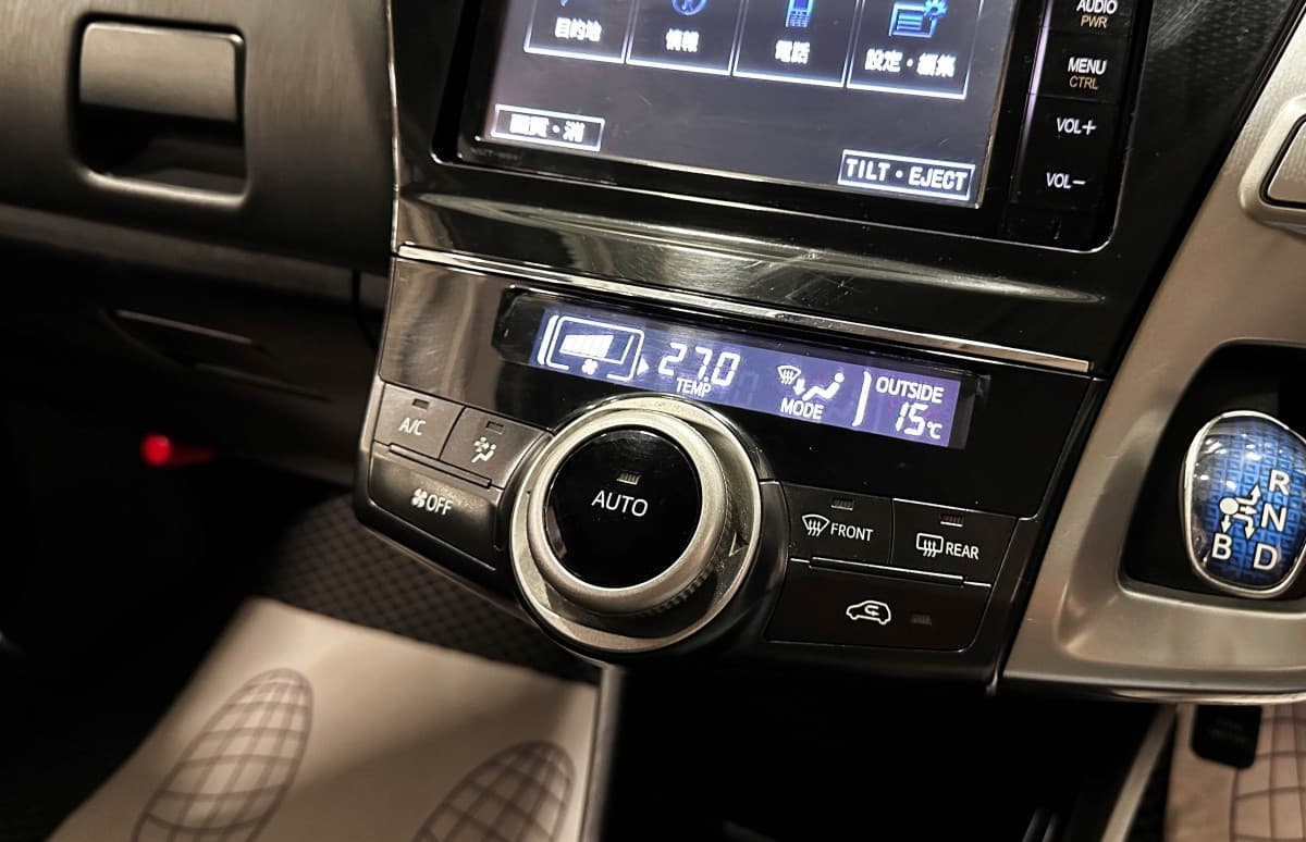 Toyota Prius Alpha - фото 22