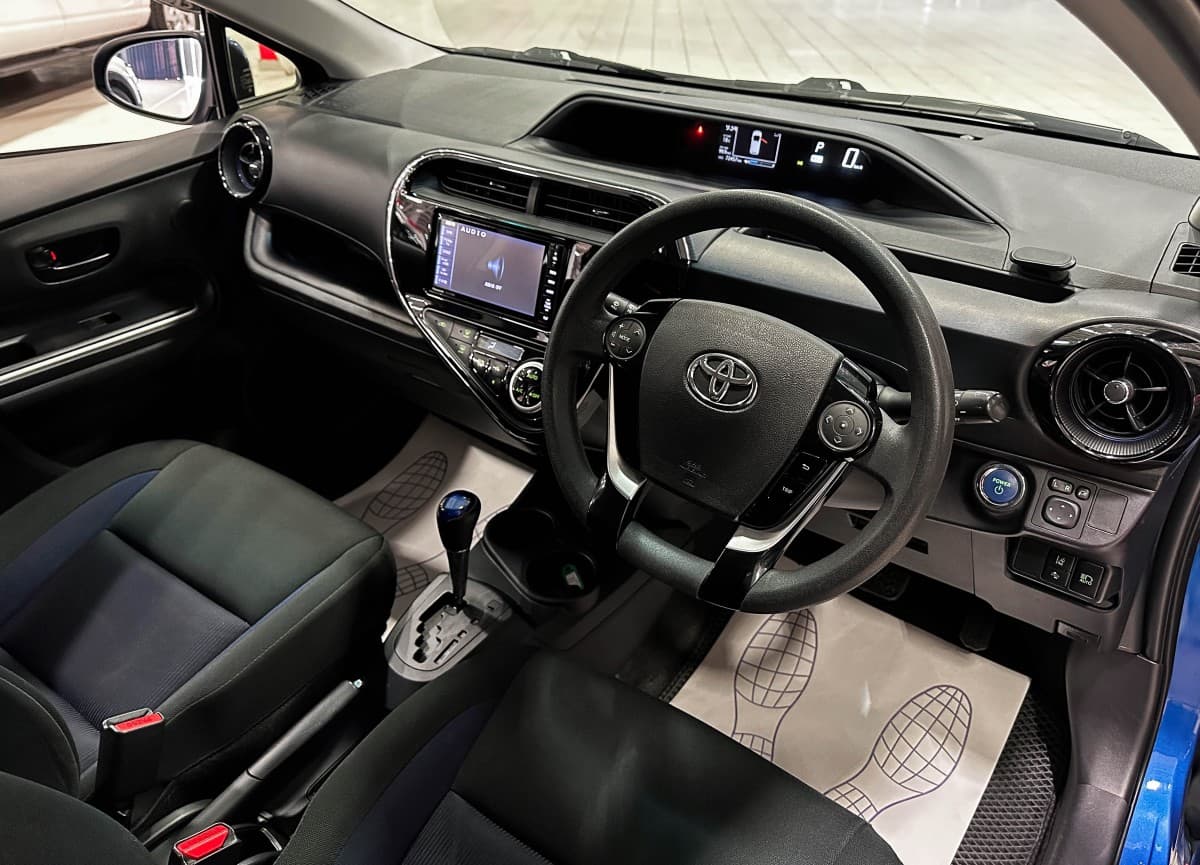Toyota Aqua Hybrid - фото 10