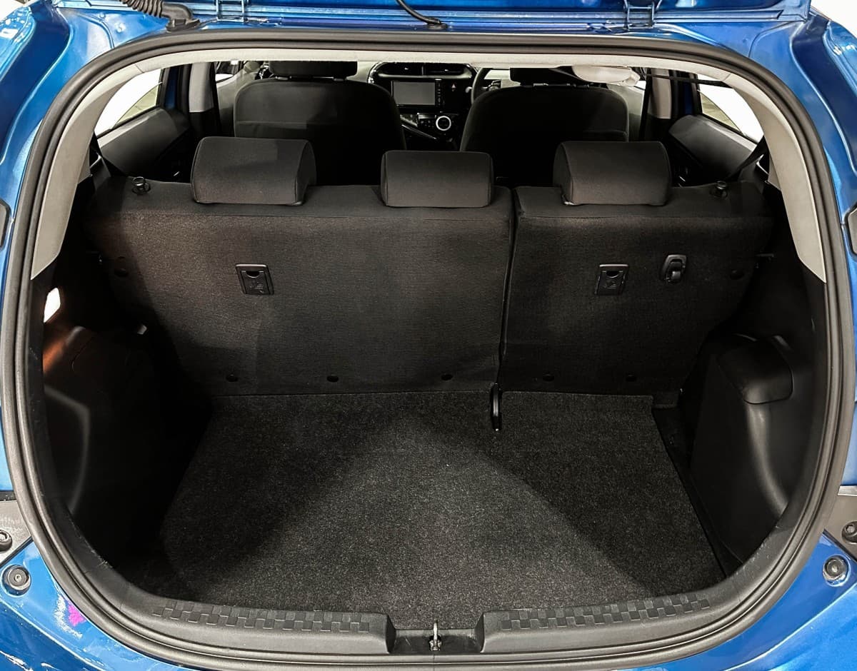 Toyota Aqua Hybrid - фото 13