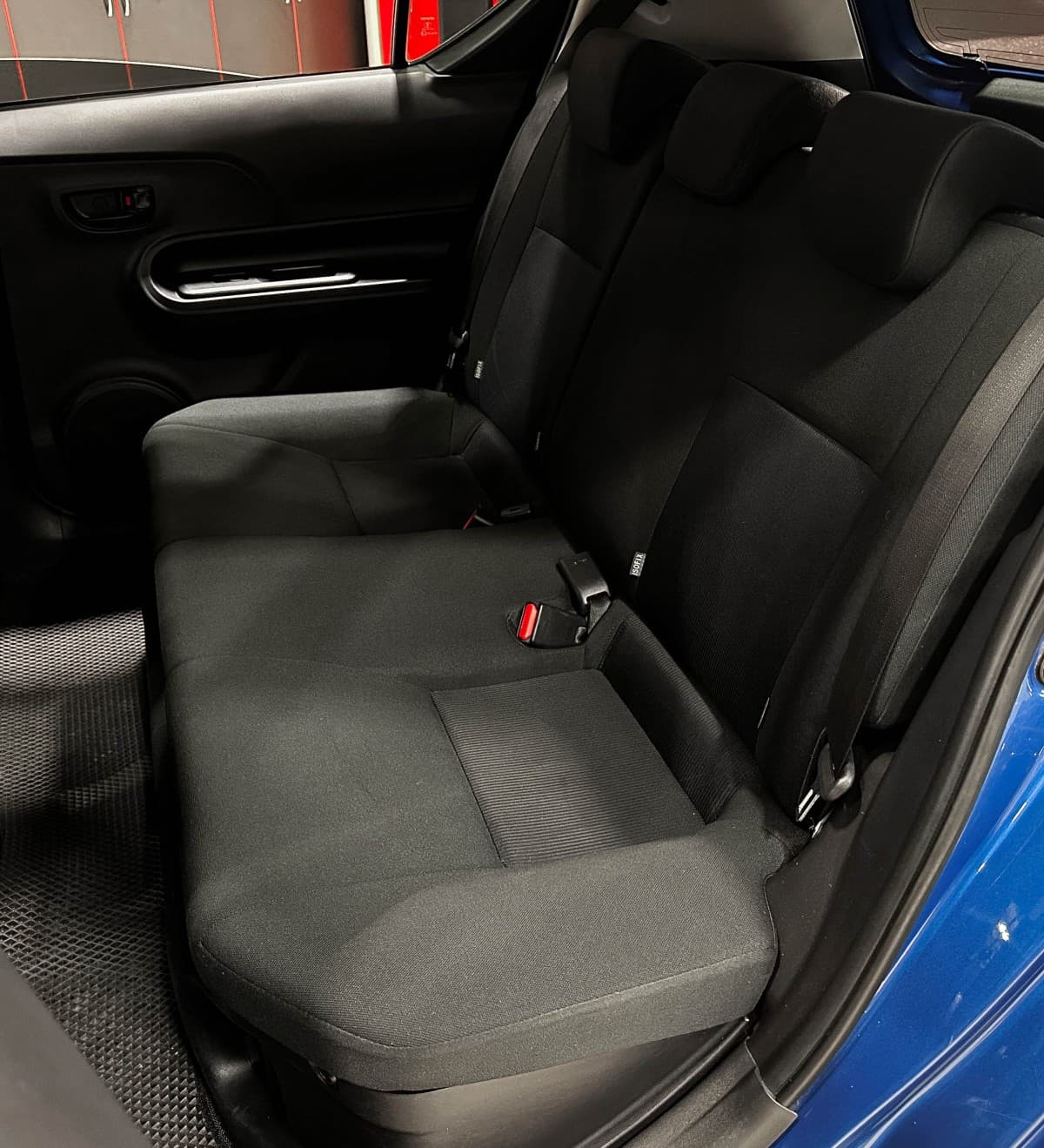 Toyota Aqua Hybrid - фото 14
