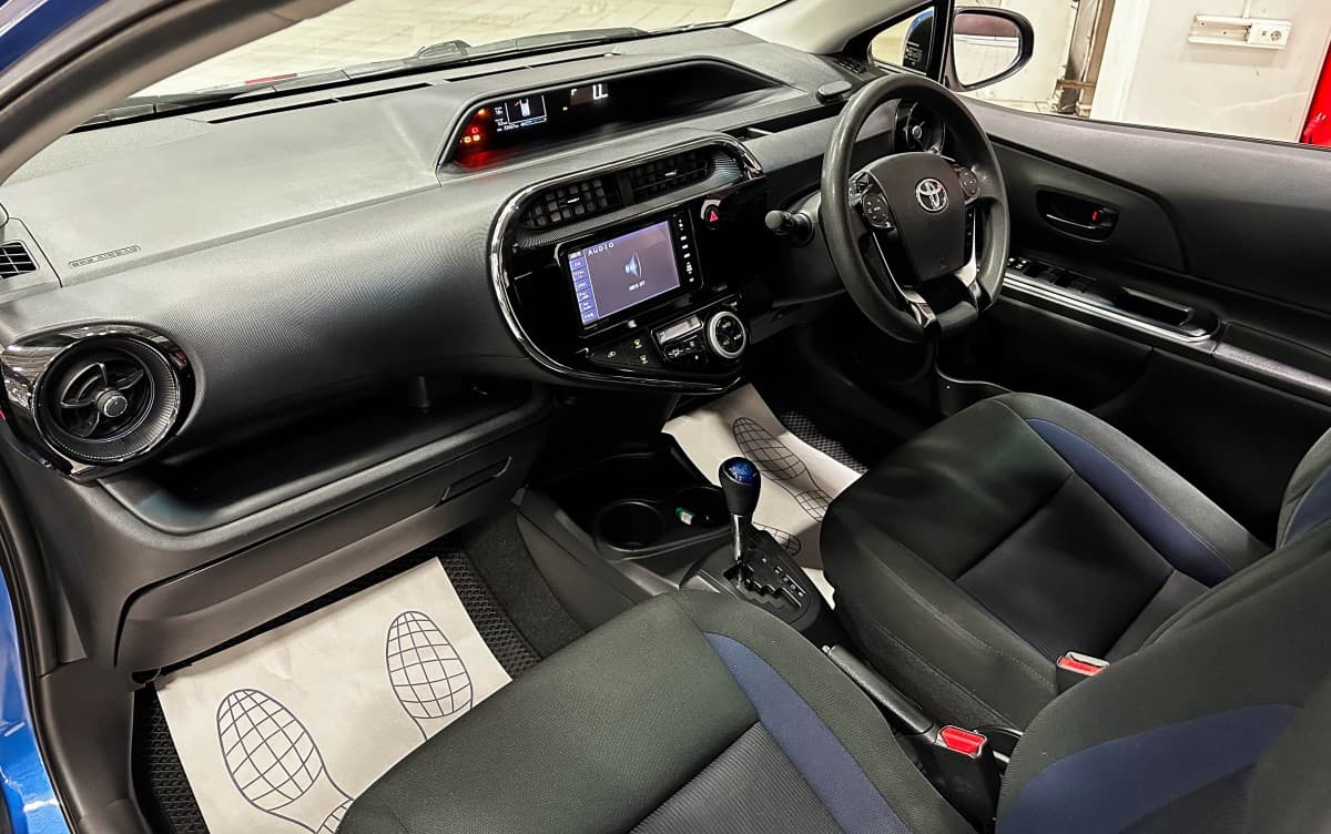 Toyota Aqua Hybrid - фото 16