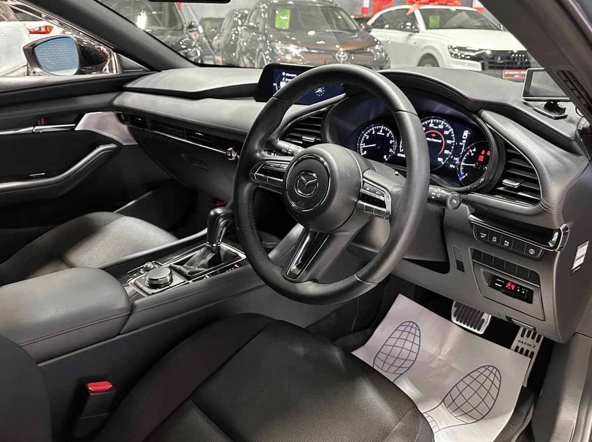 Mazda 3 - фото 12