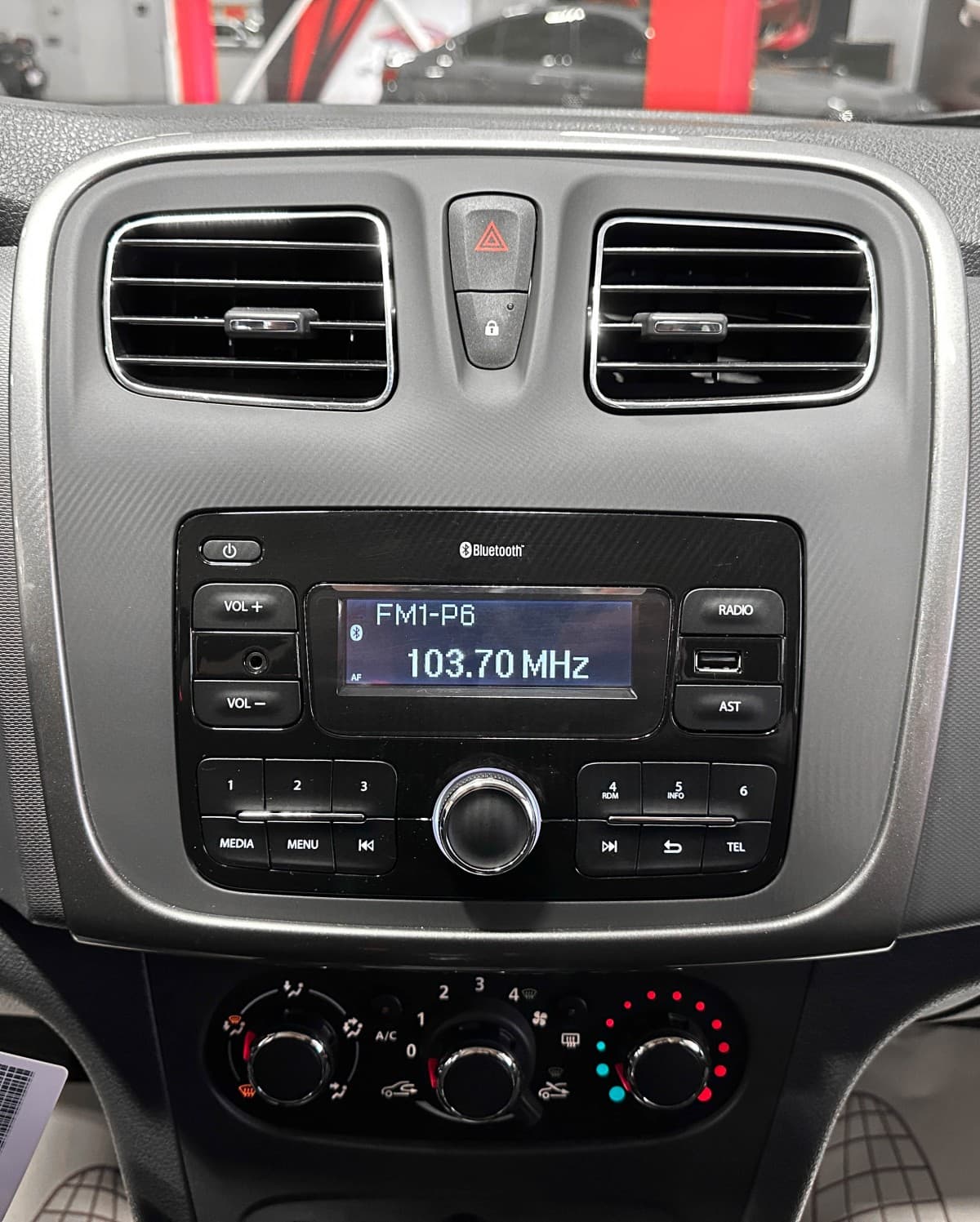 Renault Logan - фото 19