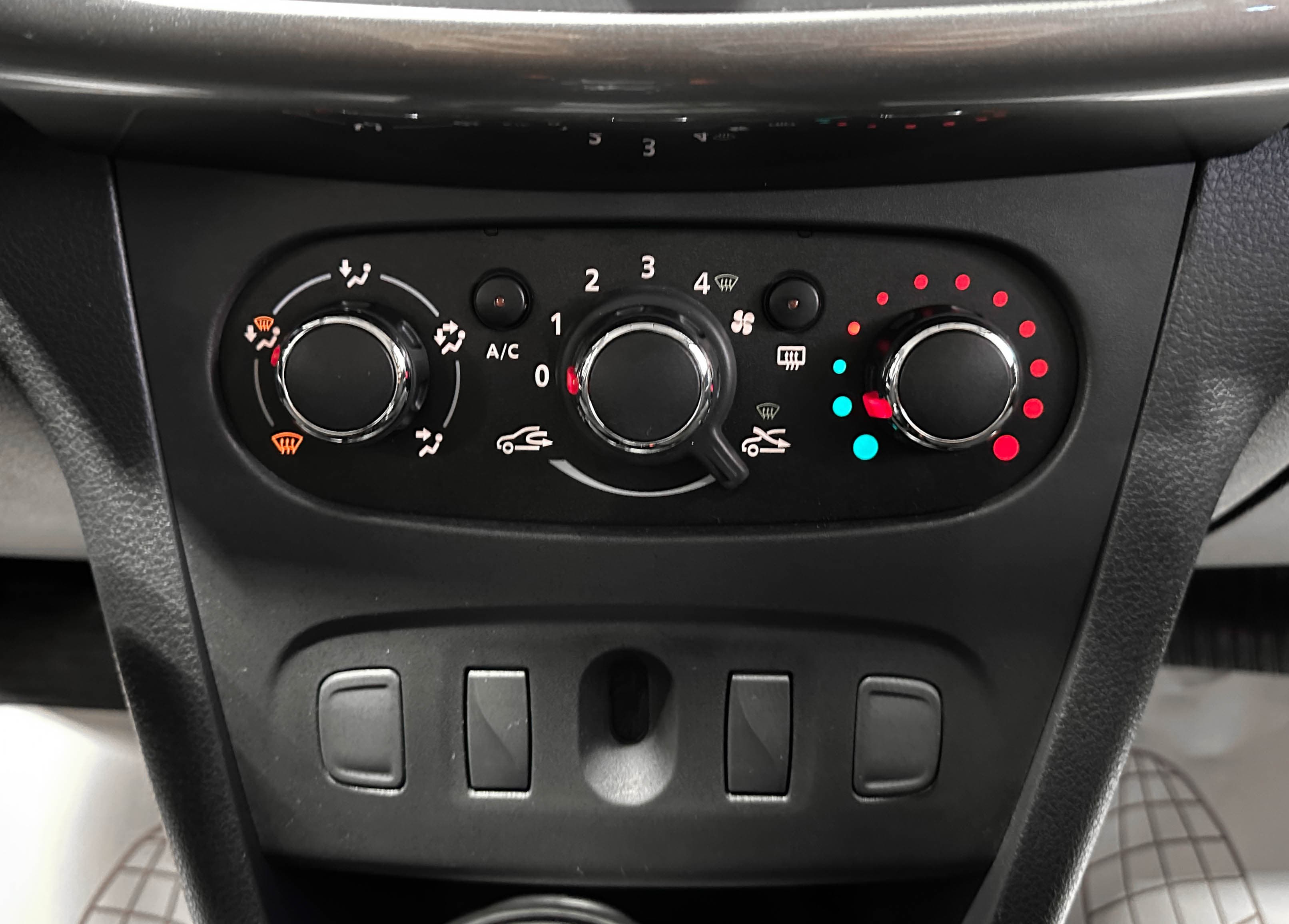 Renault Logan - фото 20