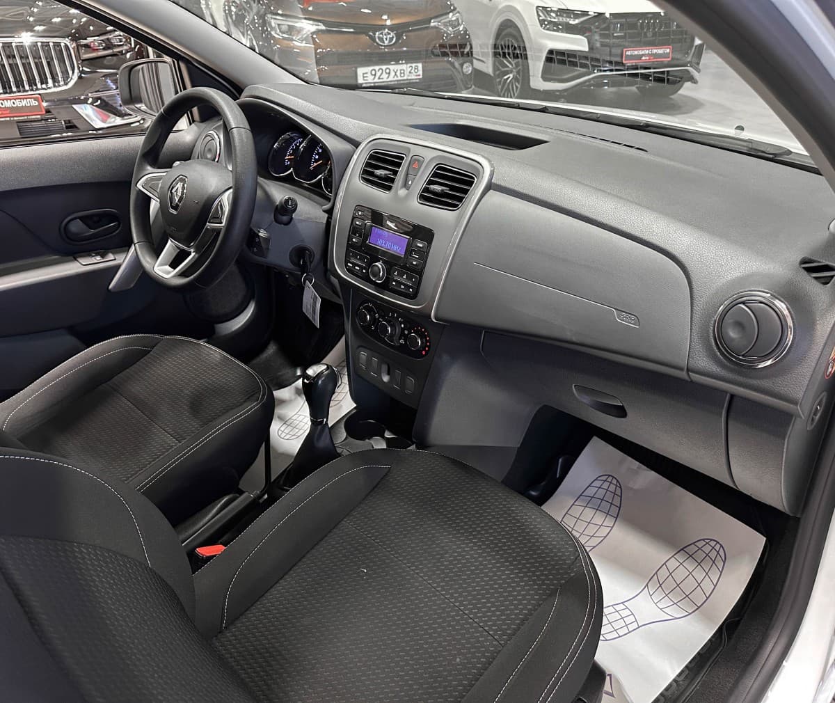 Renault Logan - фото 15