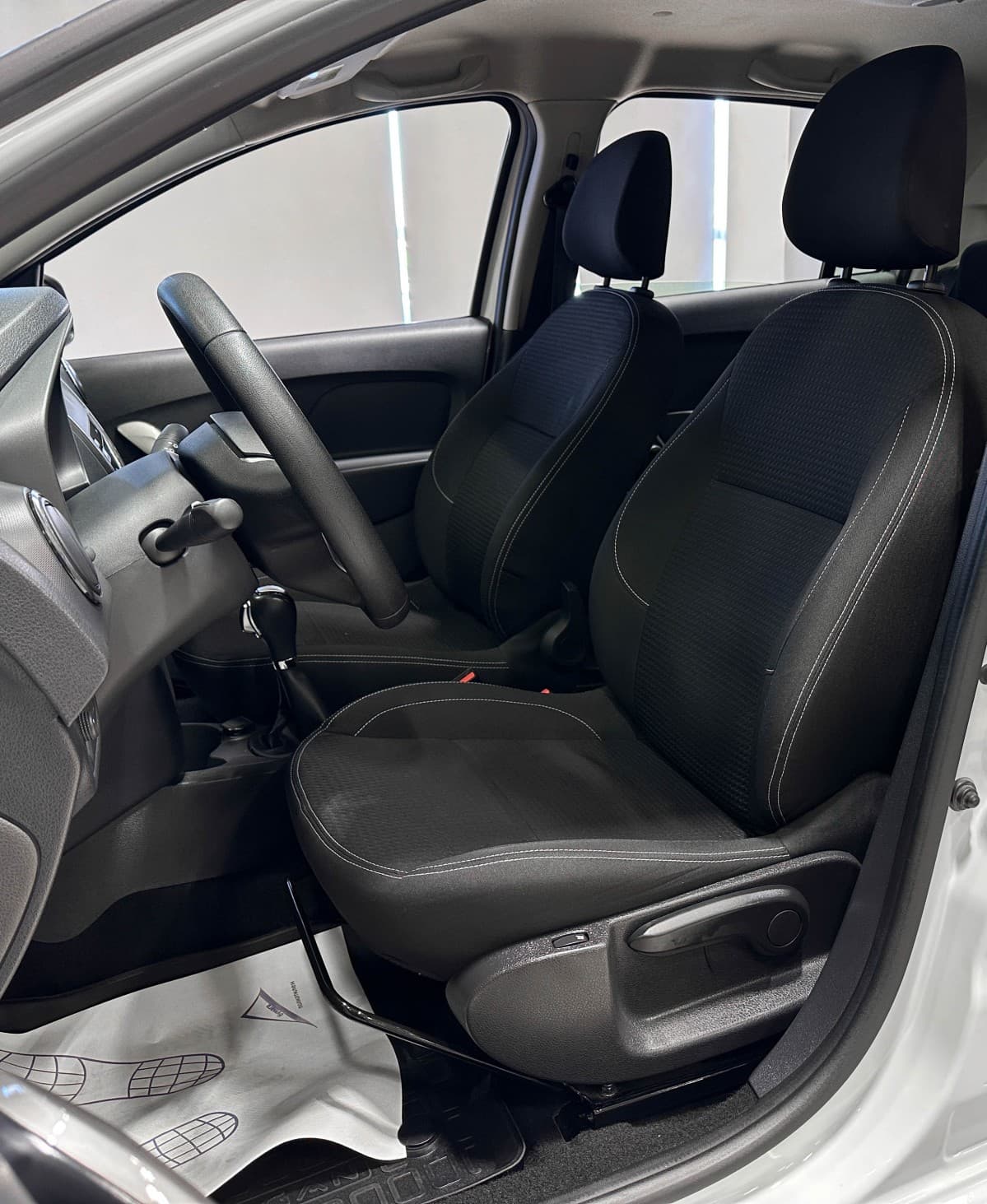 Renault Logan - фото 10