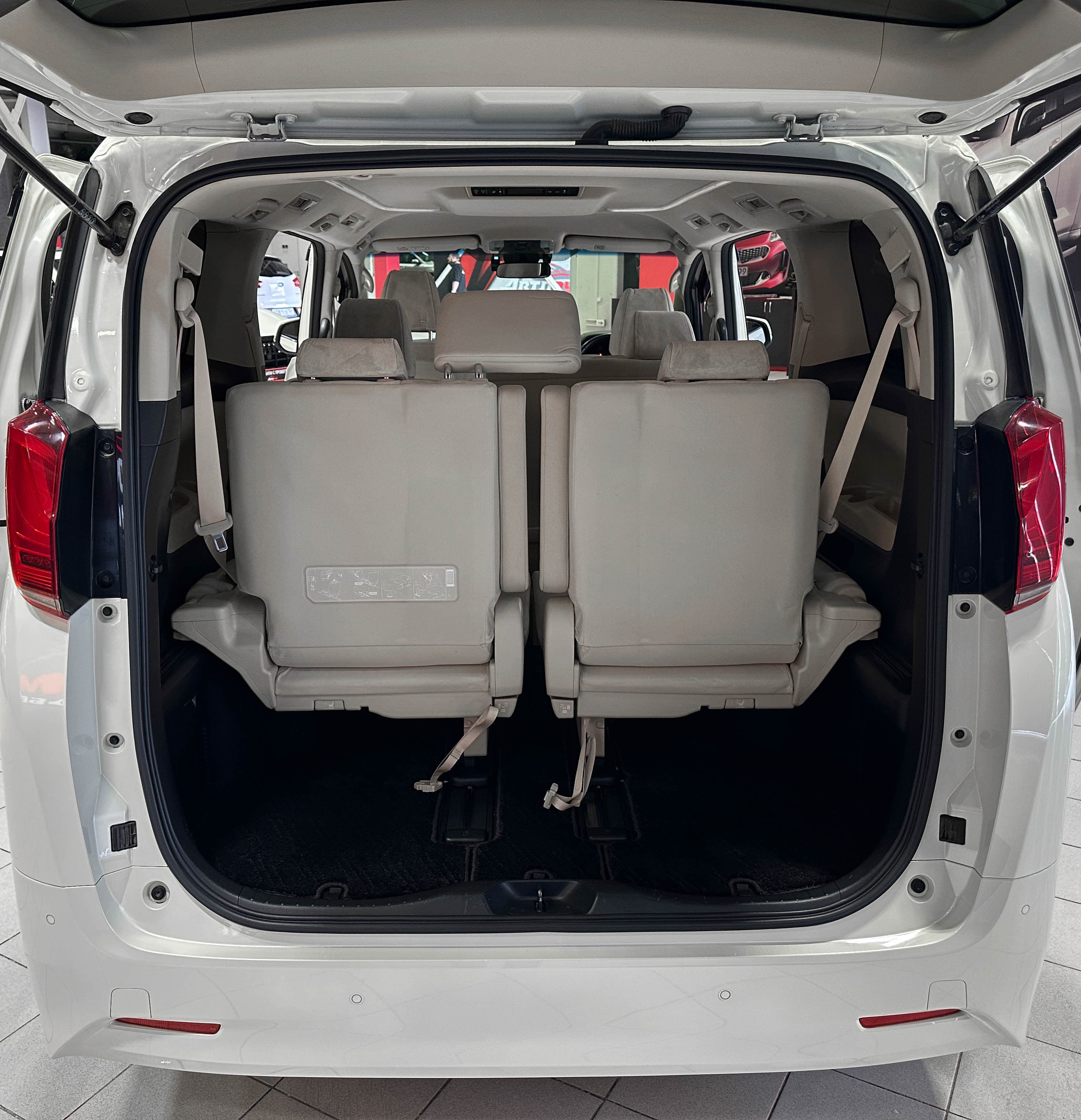 Toyota Alphard - фото 16