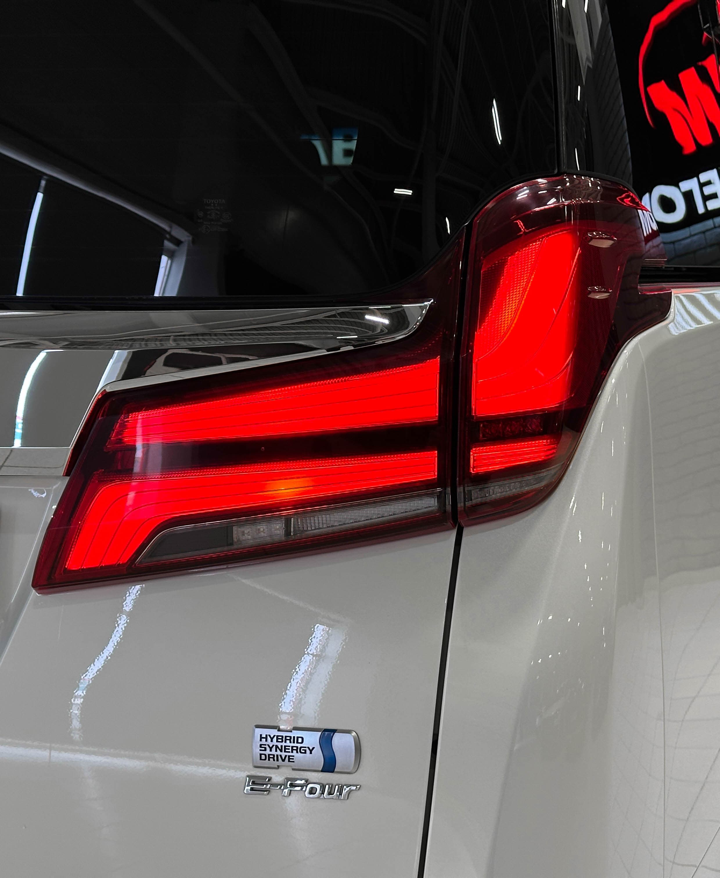 Toyota Alphard - фото 8