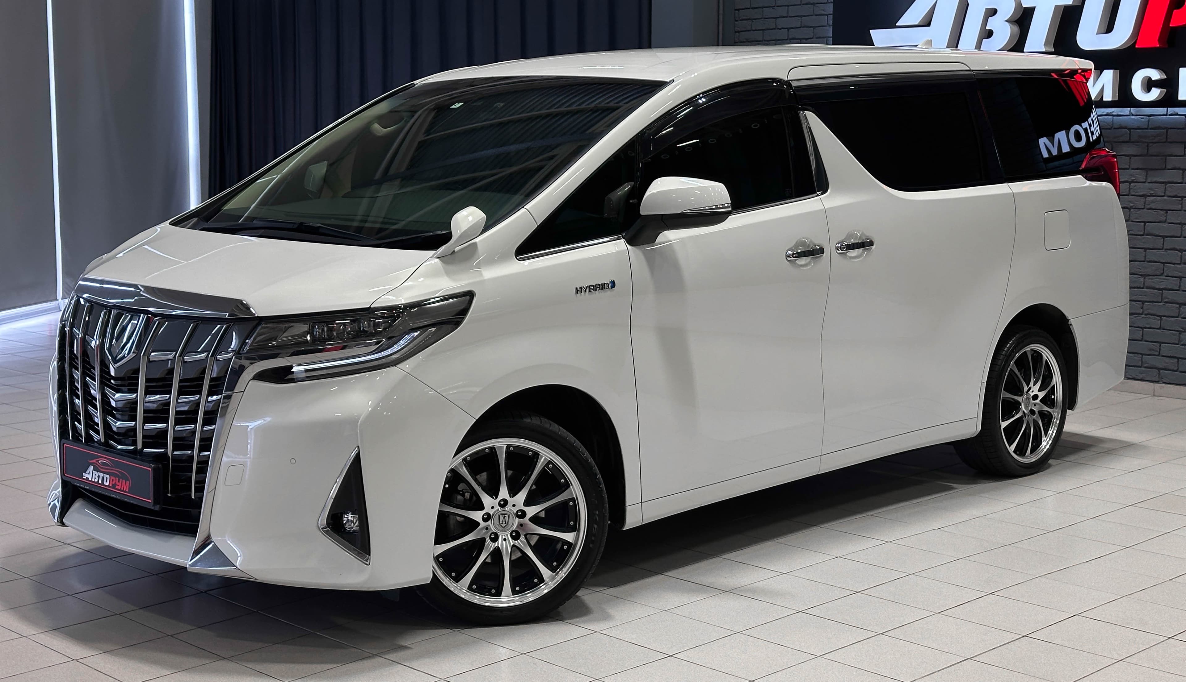 Toyota Alphard - 2