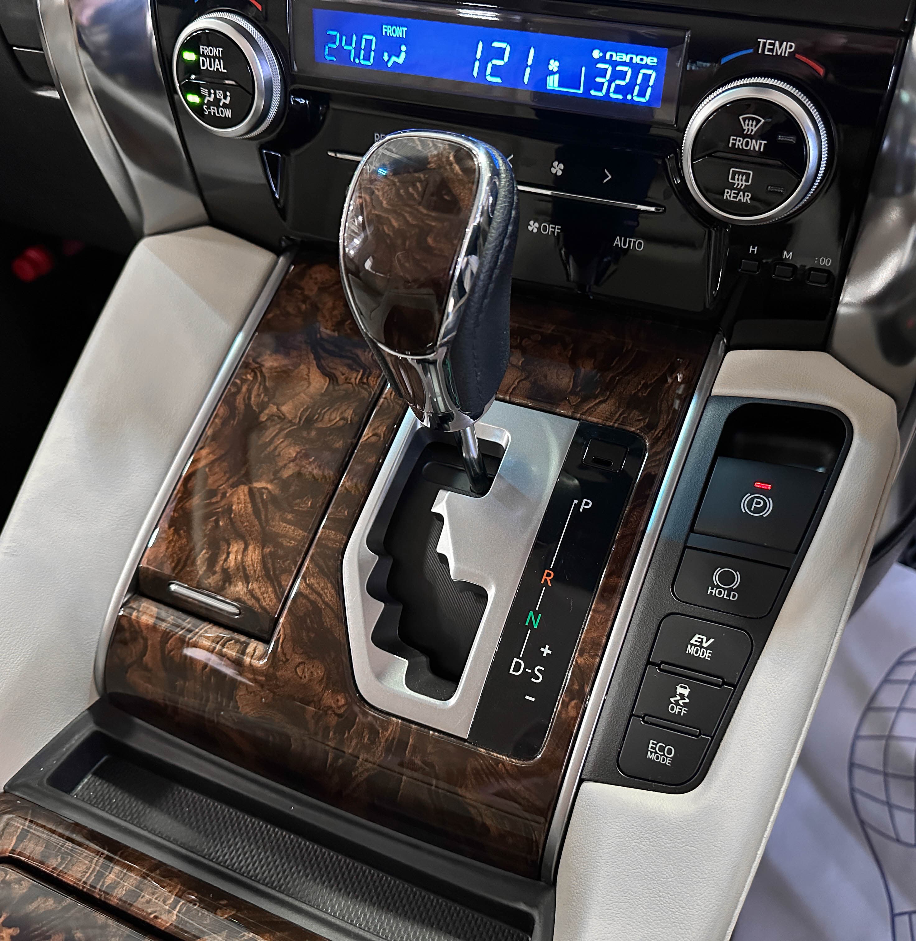 Toyota Alphard - фото 31