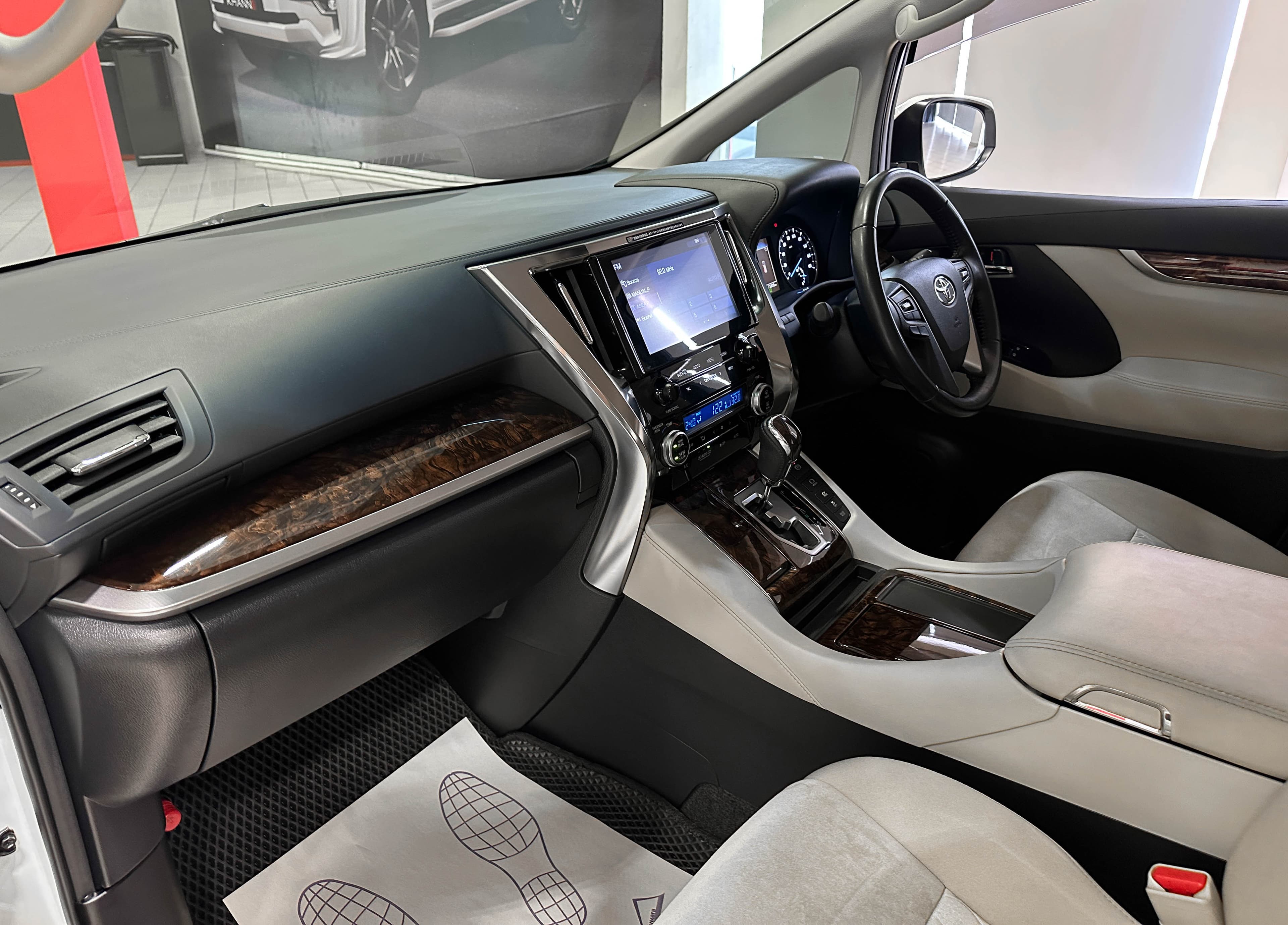 Toyota Alphard - фото 10