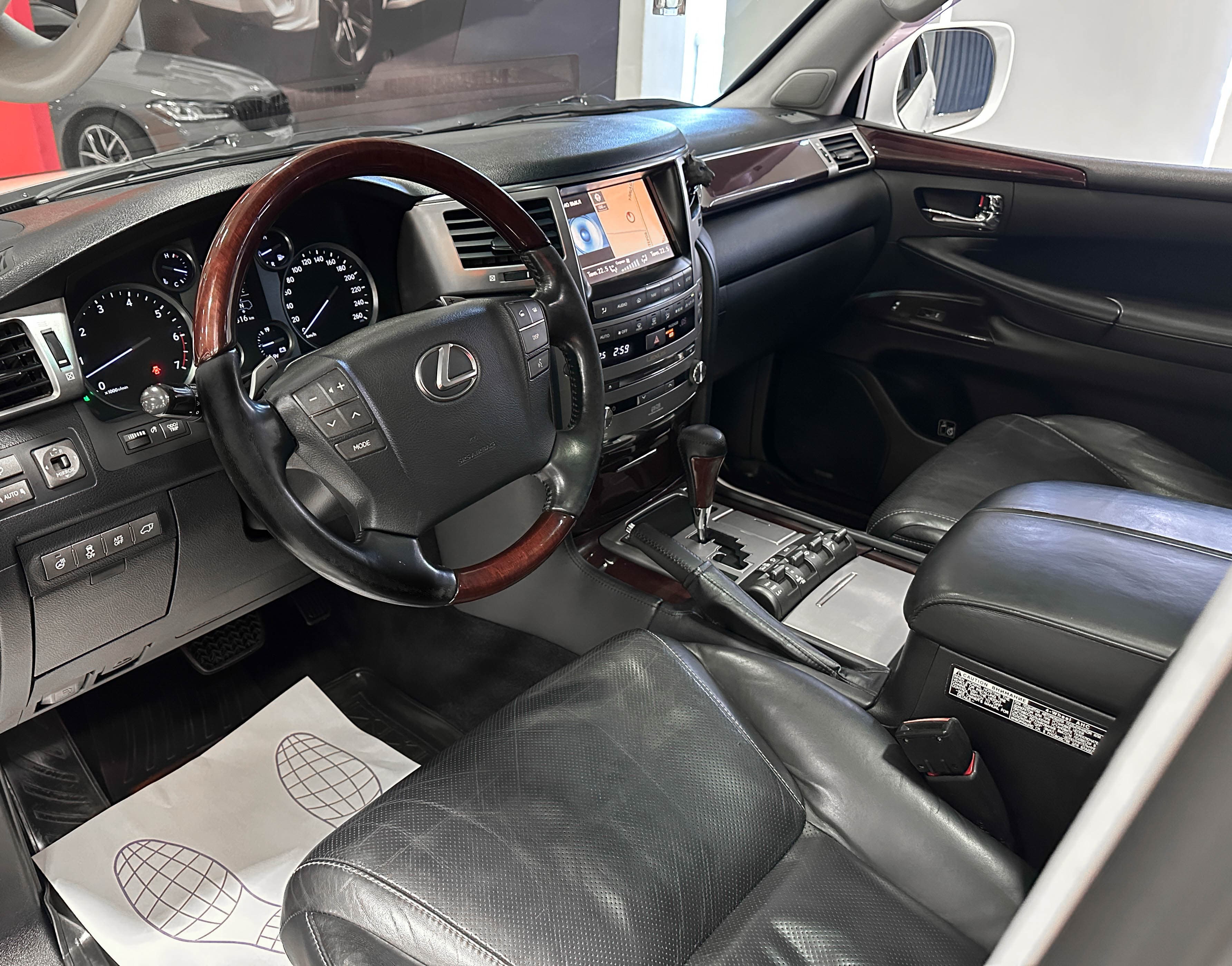 Lexus LX 570 - фото 10