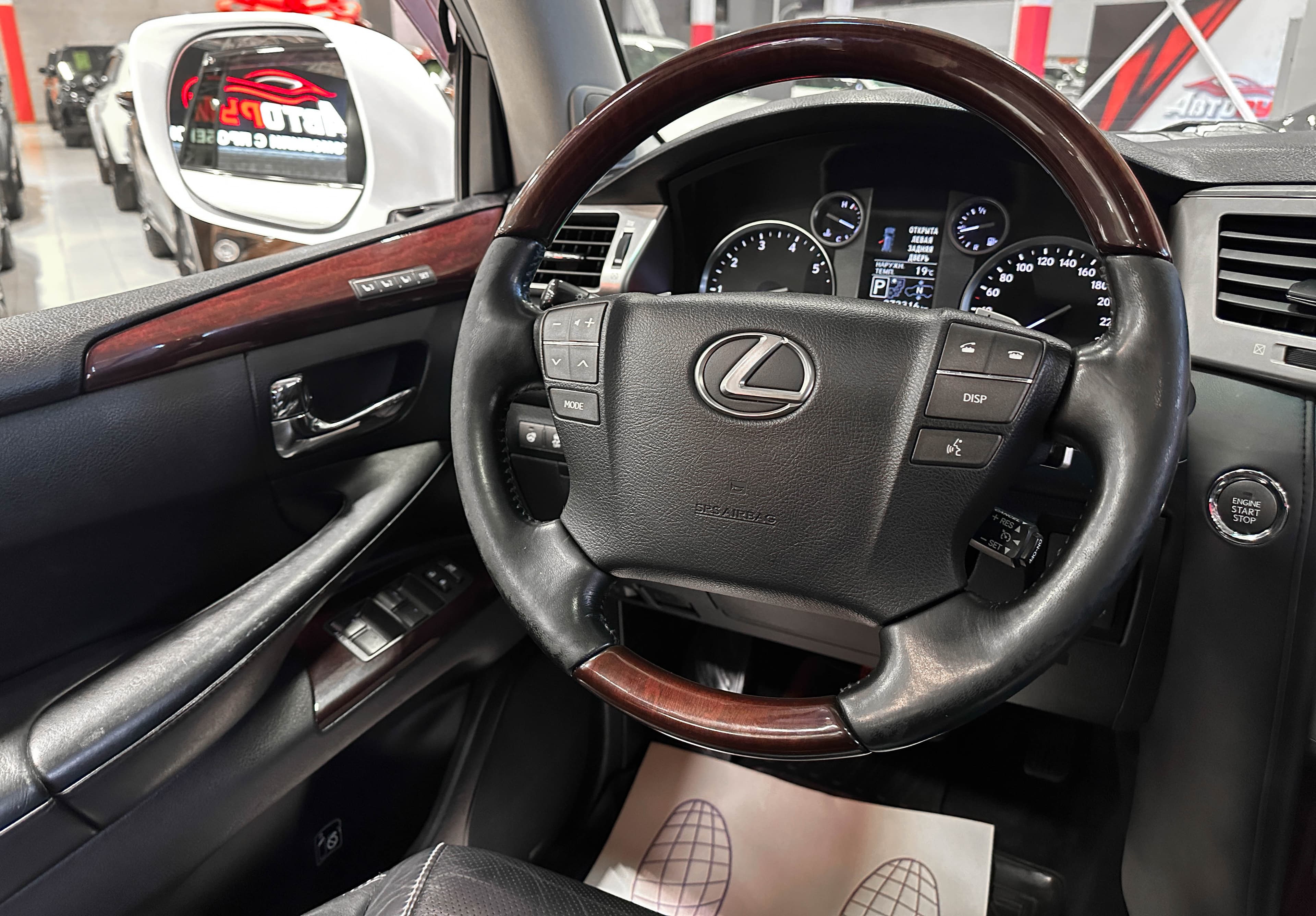 Lexus LX 570 - фото 20
