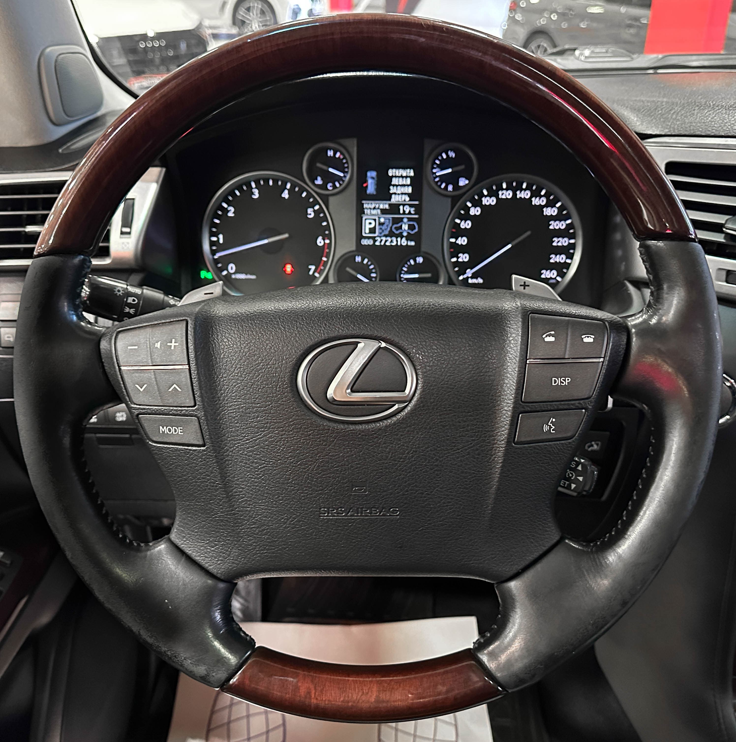 Lexus LX 570 - фото 21