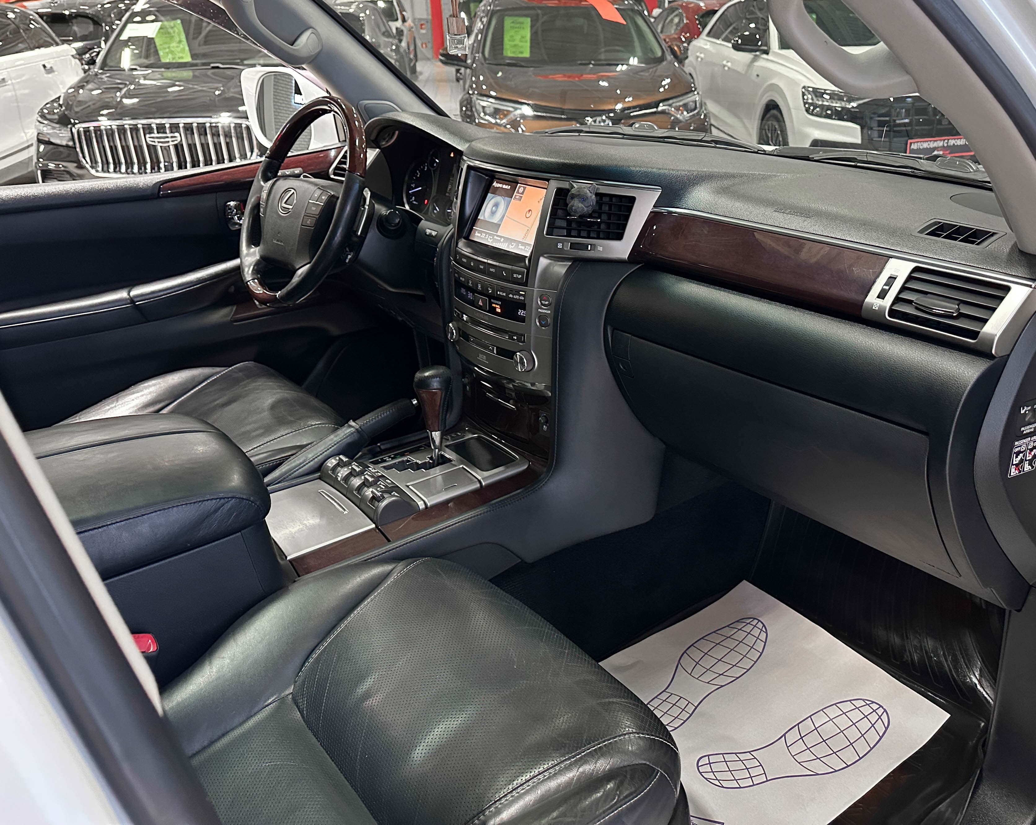 Lexus LX 570 - фото 18