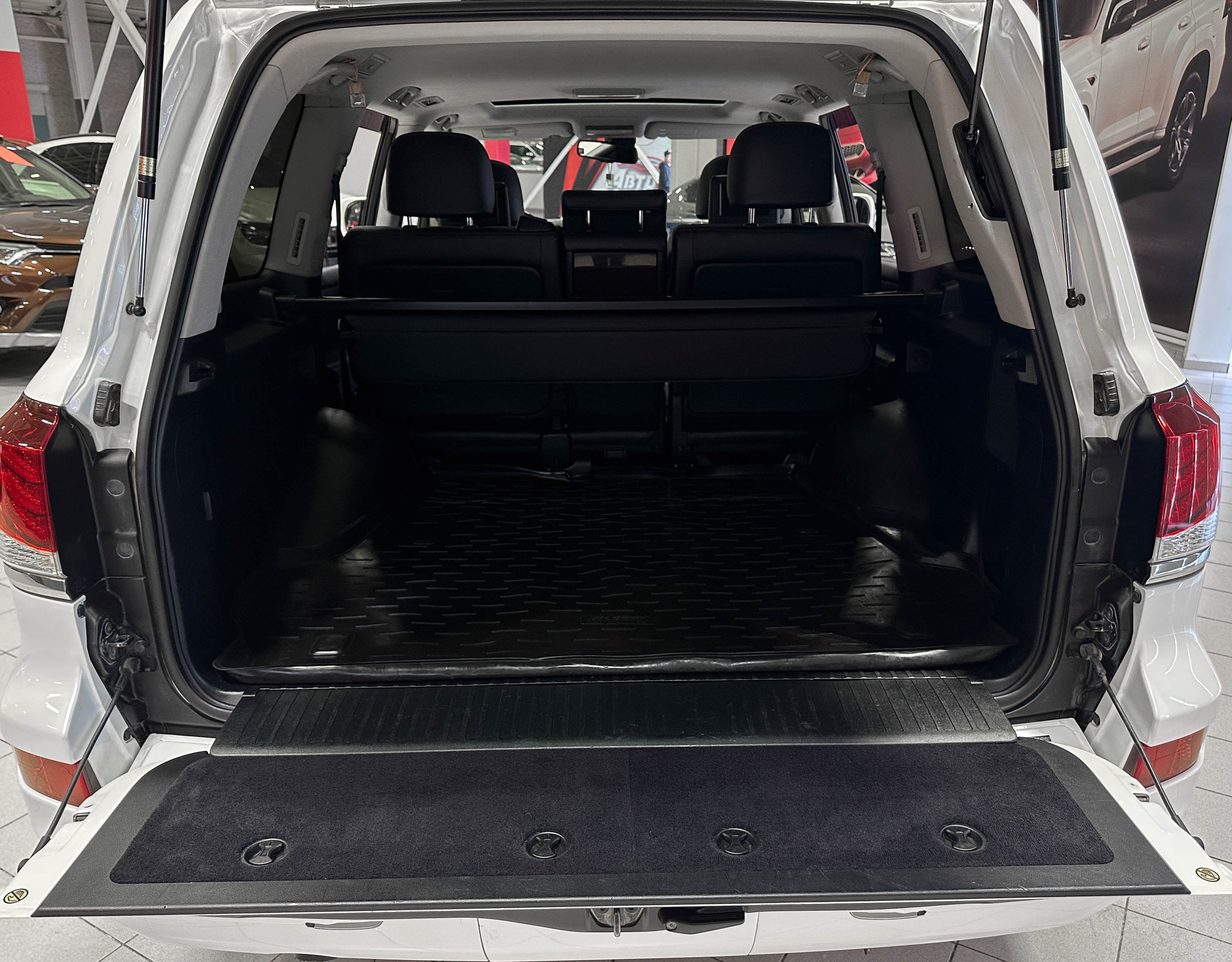 Lexus LX 570 - фото 13