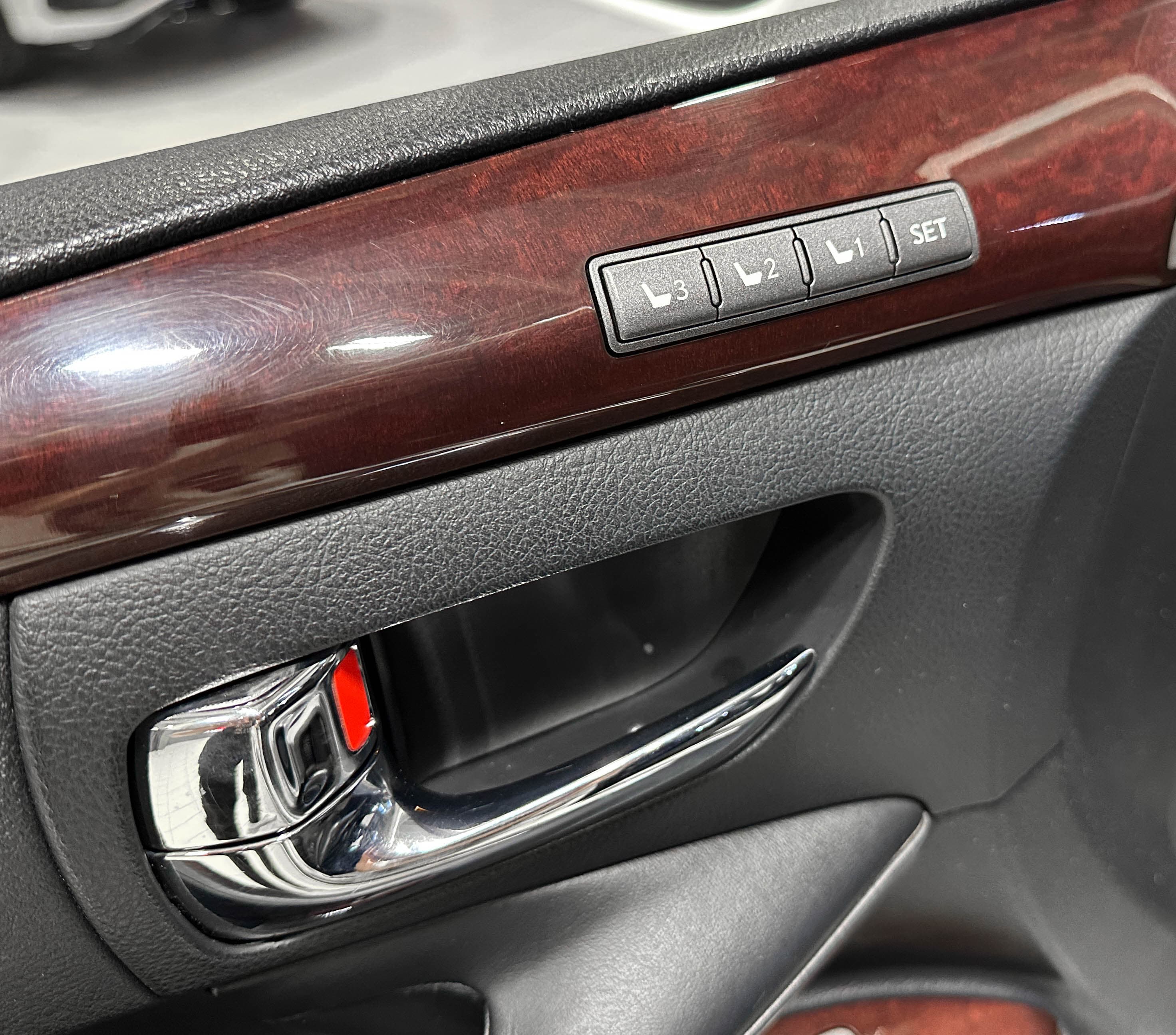 Lexus LX 570 - фото 23