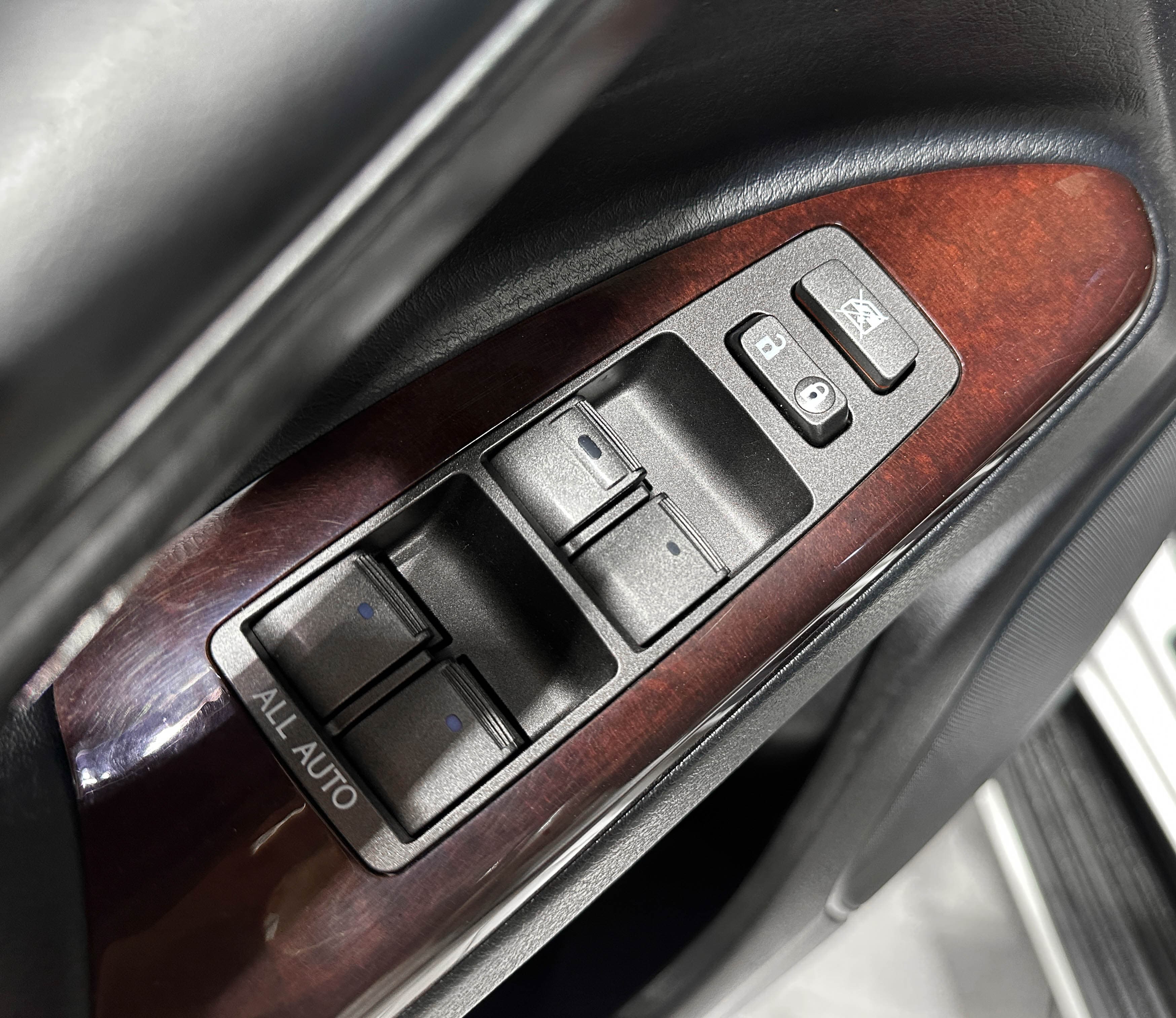 Lexus LX 570 - фото 24